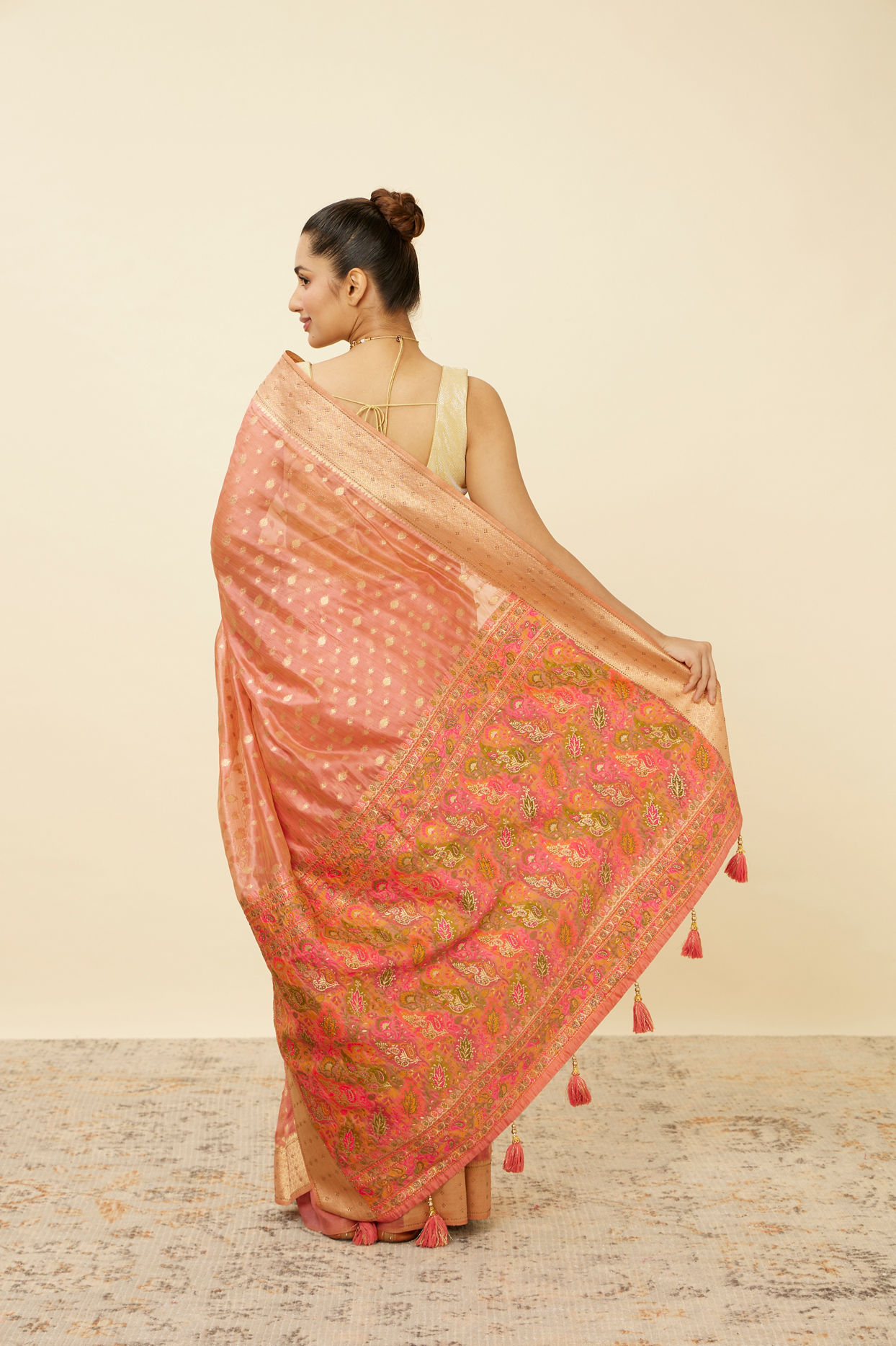 alt message - Mohey Women Shell Pink Chanderi Saree with Botanical Prints image number 2