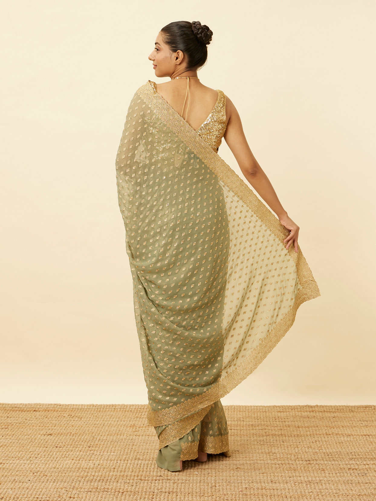 alt message - Mohey Women Pistachio Green Diamond Patterned Saree image number 2