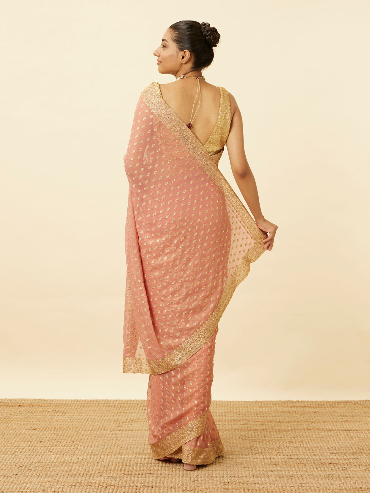 alt message - Mohey Women Flamingo Pink Diamond Patterned Saree image number 2