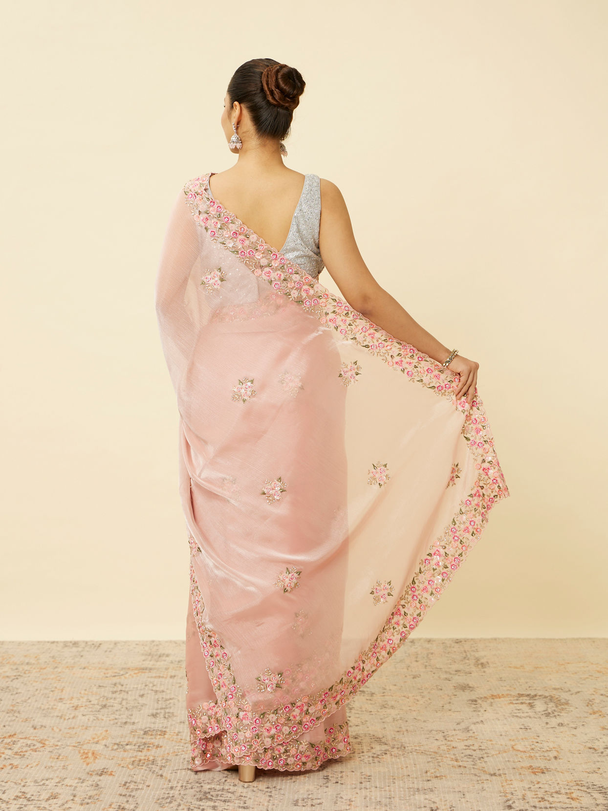 alt message - Mohey Women Rose Shadow Pink Floral Patterned Saree image number 2