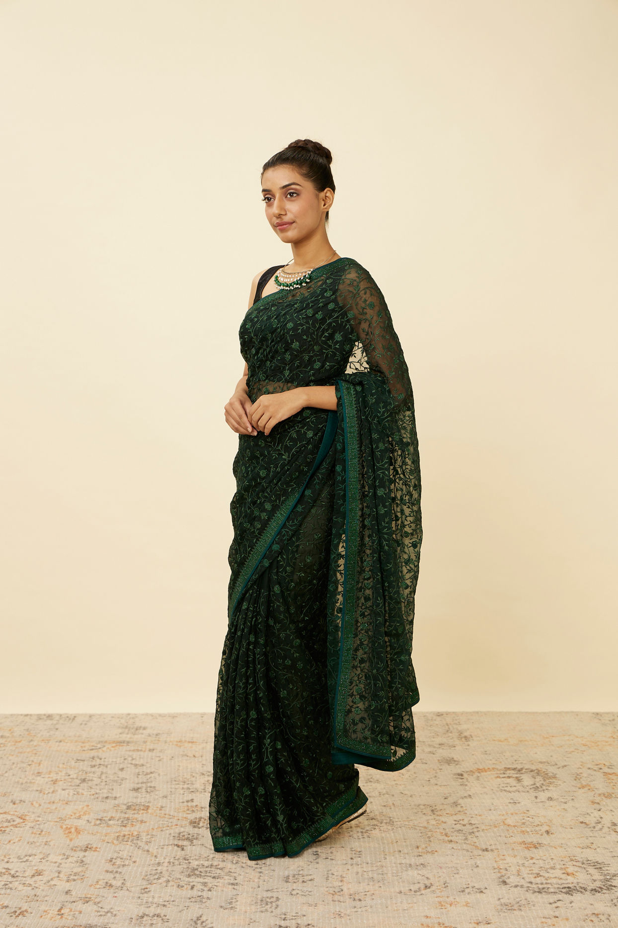 alt message - Mohey Women Bottle Green Patterned Saree with Embellished Borders image number 3