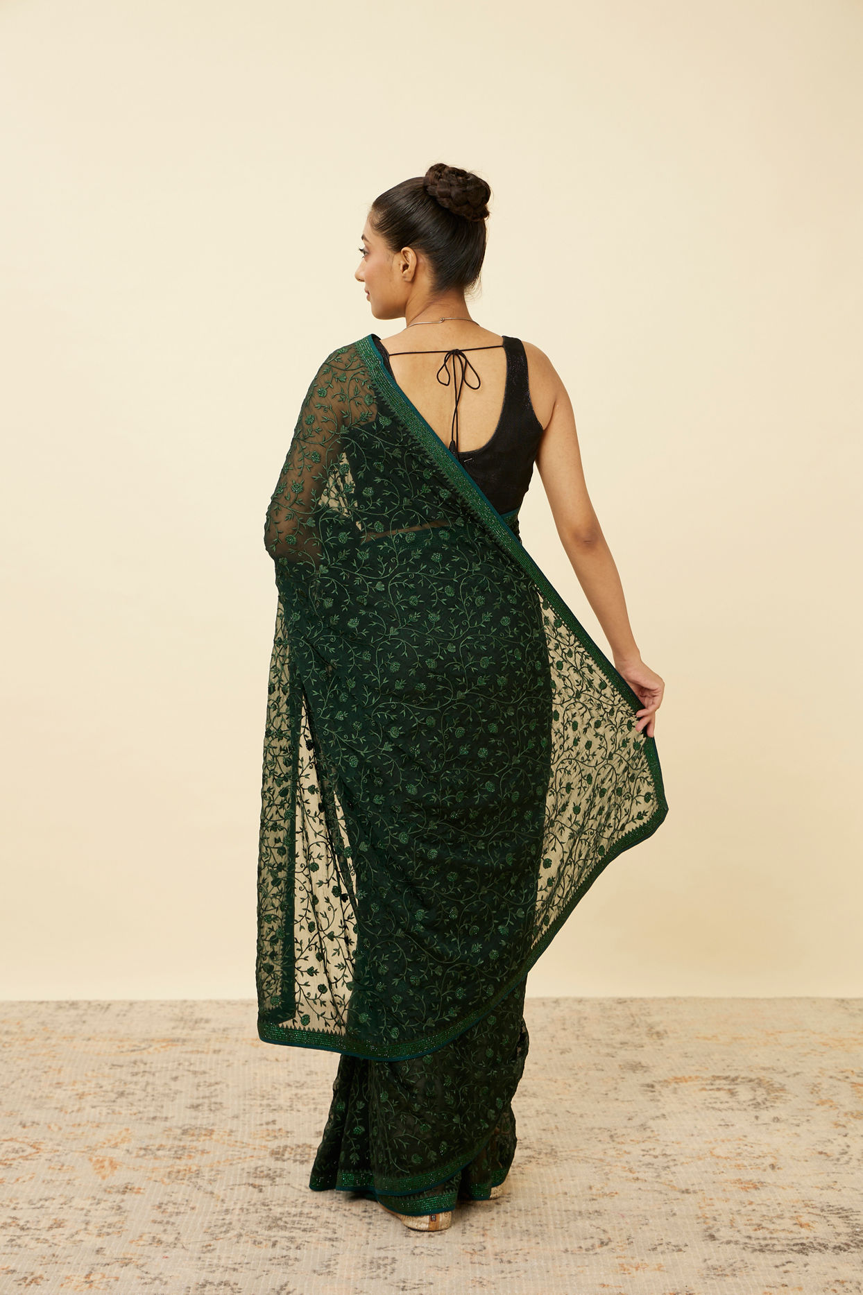 alt message - Mohey Women Bottle Green Patterned Saree with Embellished Borders image number 2