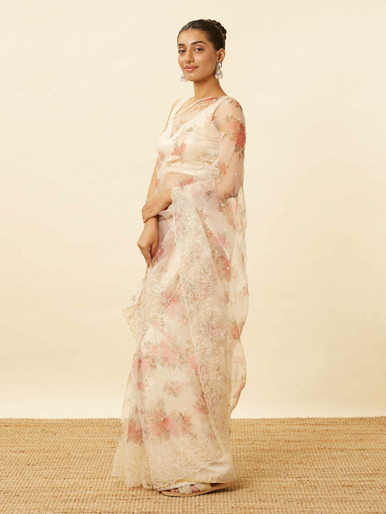 alt message - Mohey Women Cream Floral Printed Saree with Paisley Patterned Borders image number 3