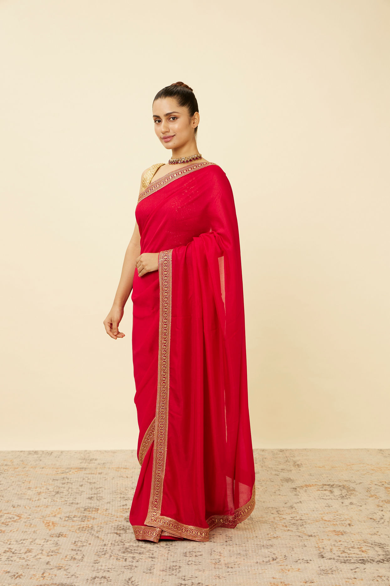 alt message - Mohey Women Fiesta Red Saree with Geometrical Patterned Borders image number 3