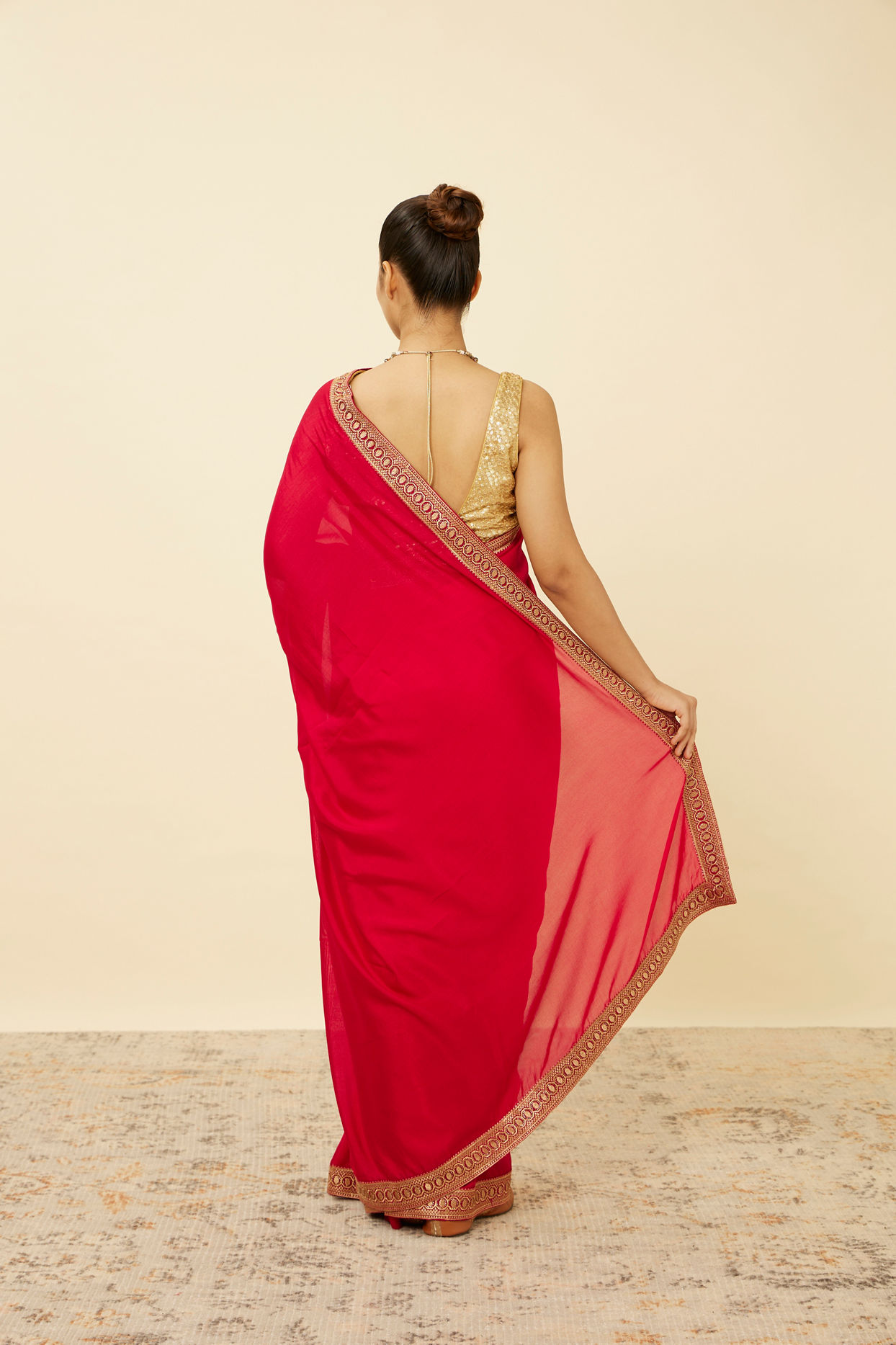 alt message - Mohey Women Fiesta Red Saree with Geometrical Patterned Borders image number 2