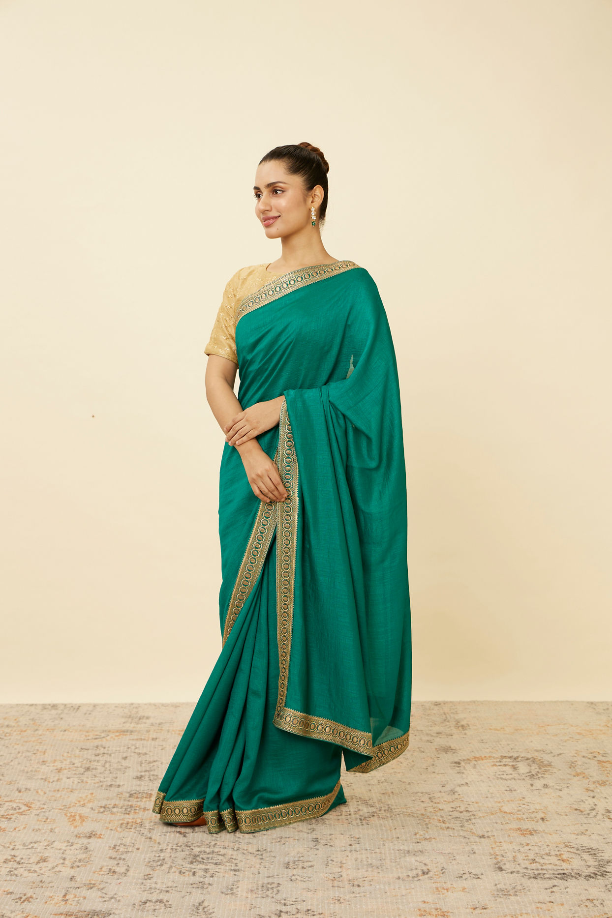 alt message - Mohey Women Teal Green Saree with Geometrical Patterned Borders image number 3