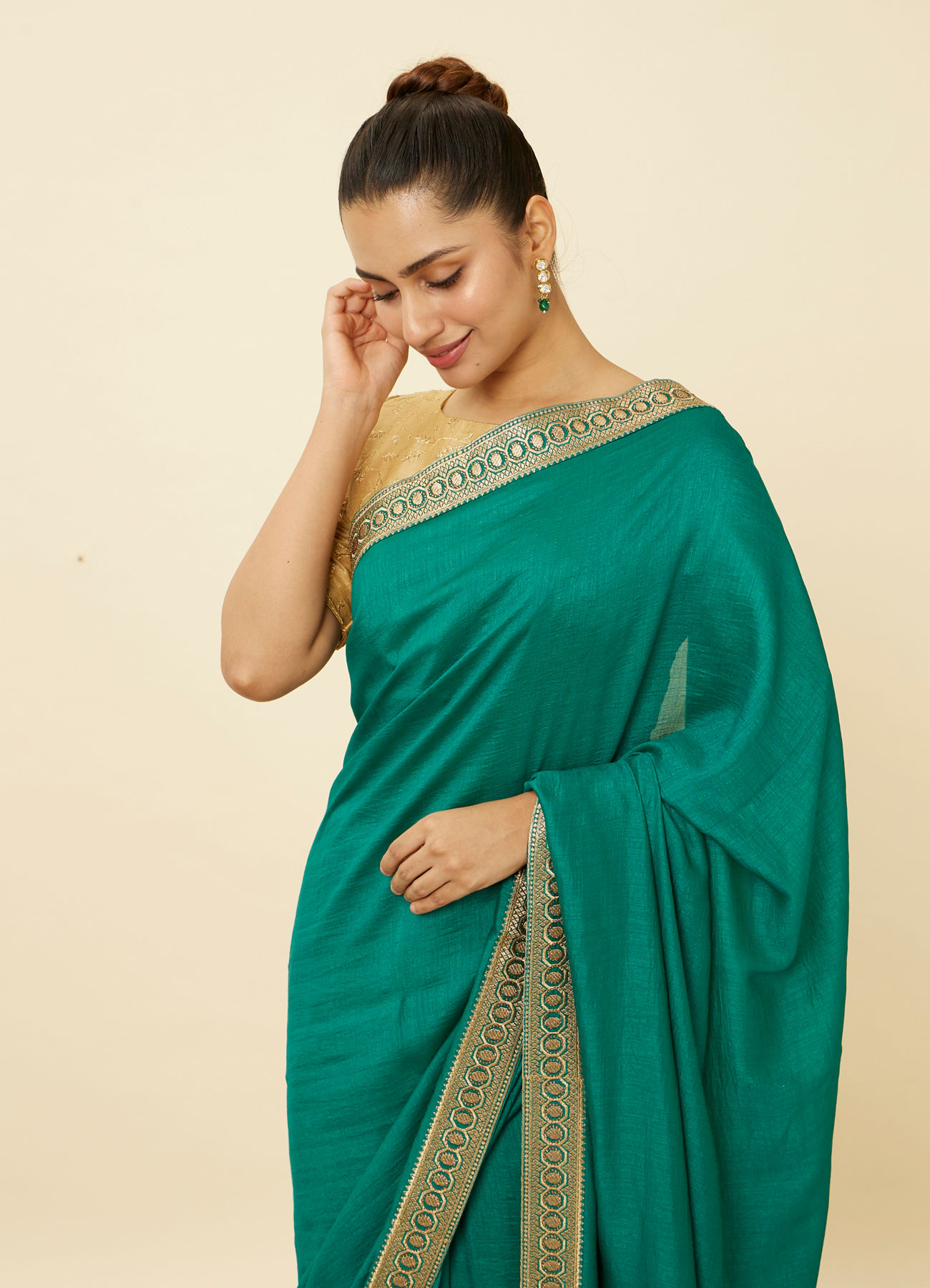 alt message - Mohey Women Teal Green Saree with Geometrical Patterned Borders image number 1