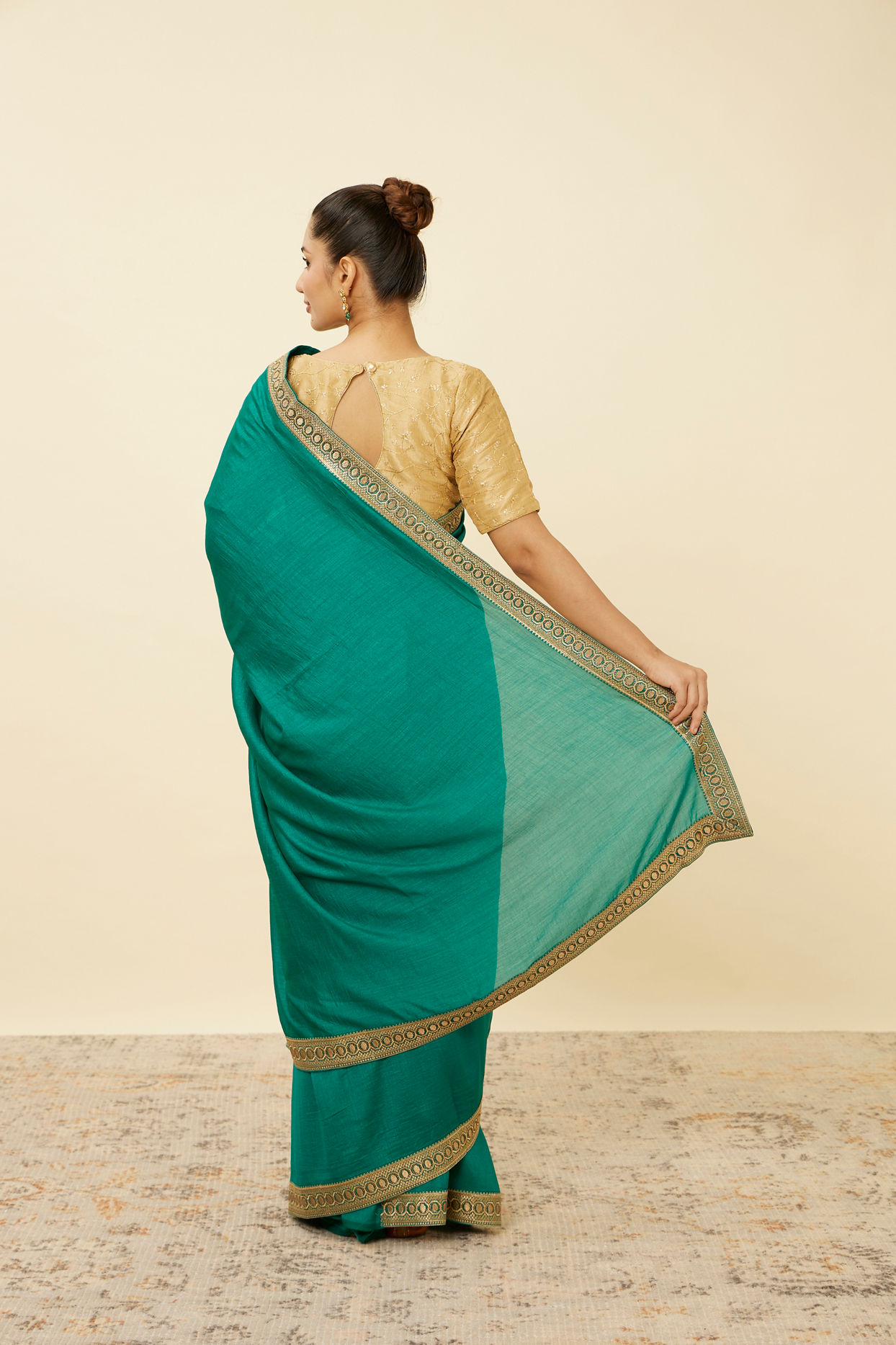 alt message - Mohey Women Teal Green Saree with Geometrical Patterned Borders image number 2