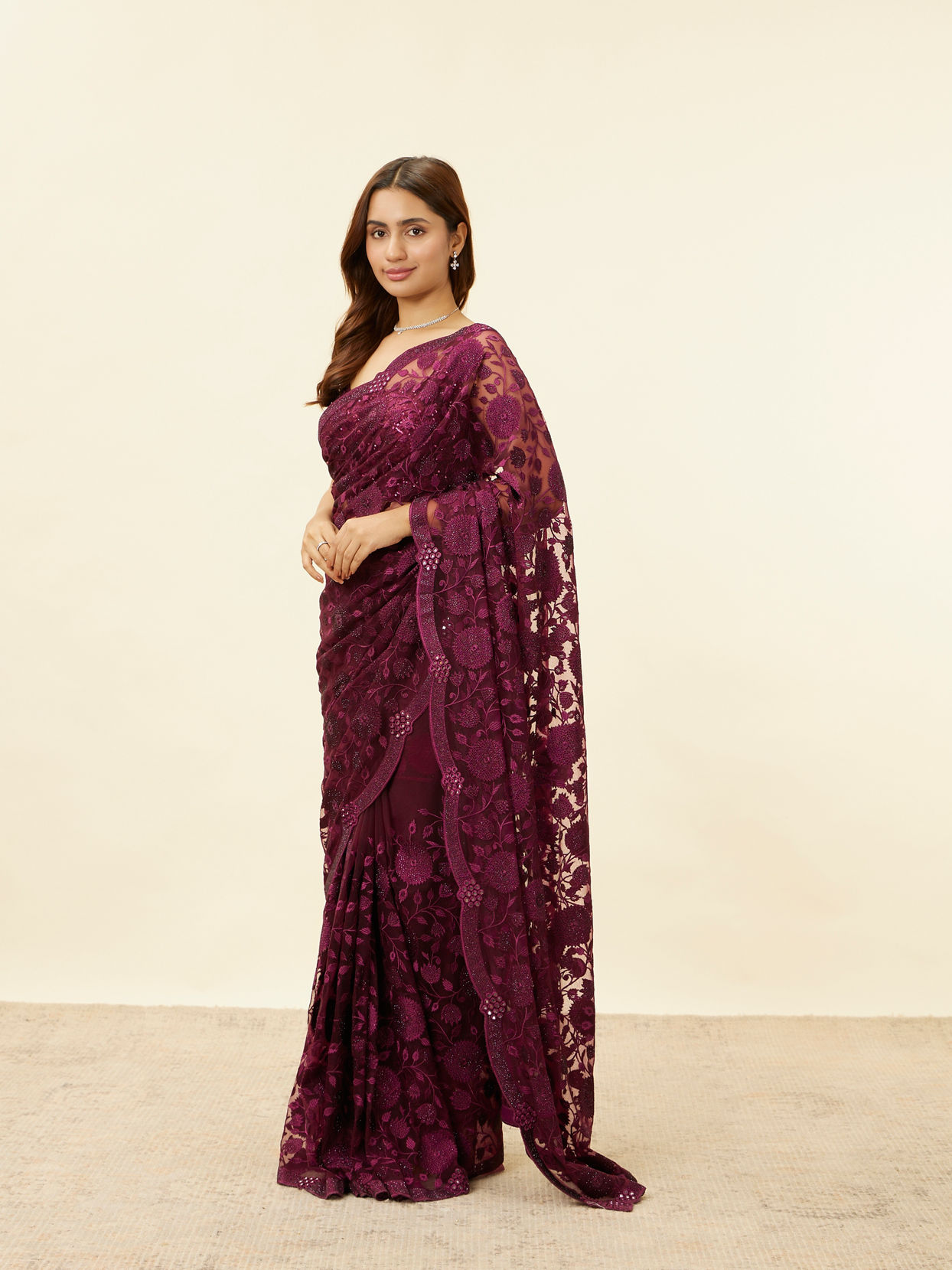 alt message - Mohey Women Wine Red Floral Embroidered Saree image number 3