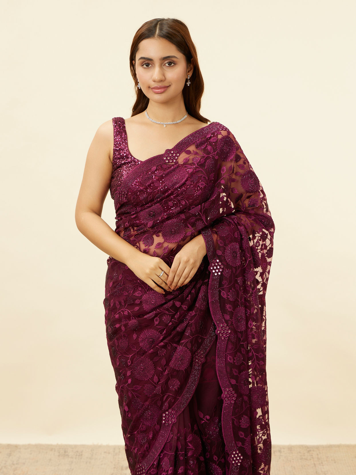 alt message - Mohey Women Wine Red Floral Embroidered Saree image number 1