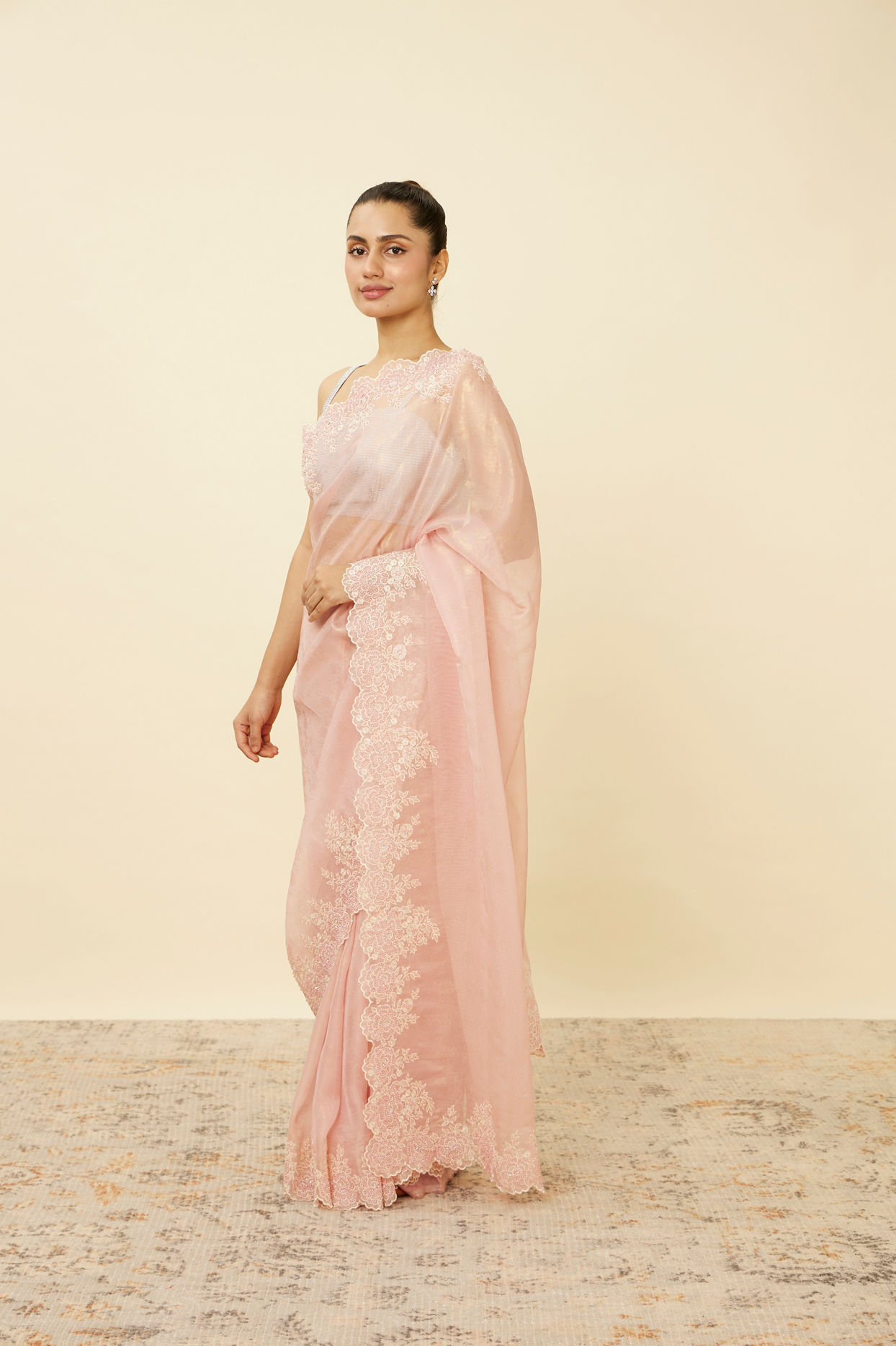 alt message - Mohey Women Veiled Rose Pink Saree with Floral Patterns image number 3