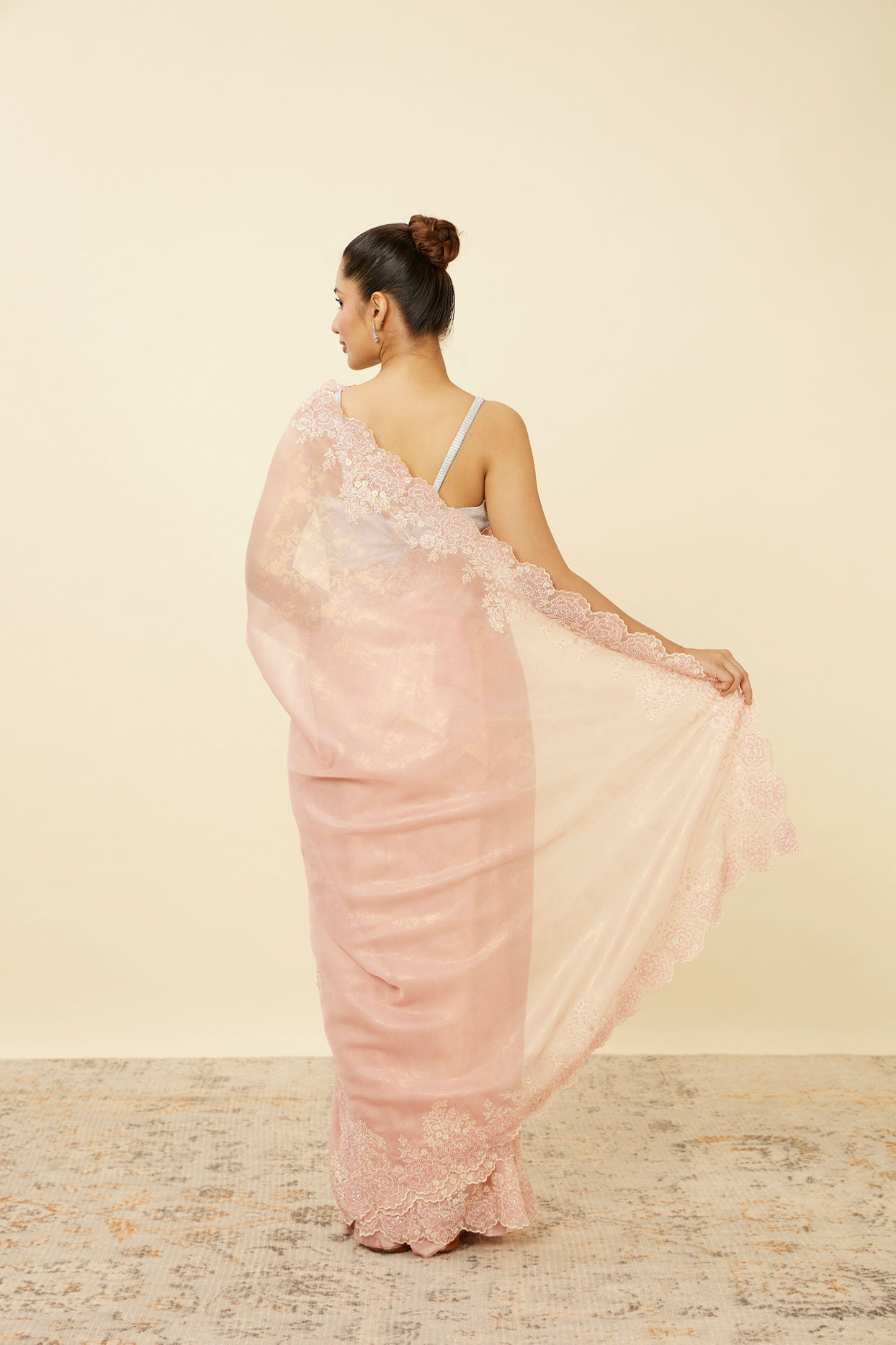 alt message - Mohey Women Veiled Rose Pink Saree with Floral Patterns image number 2