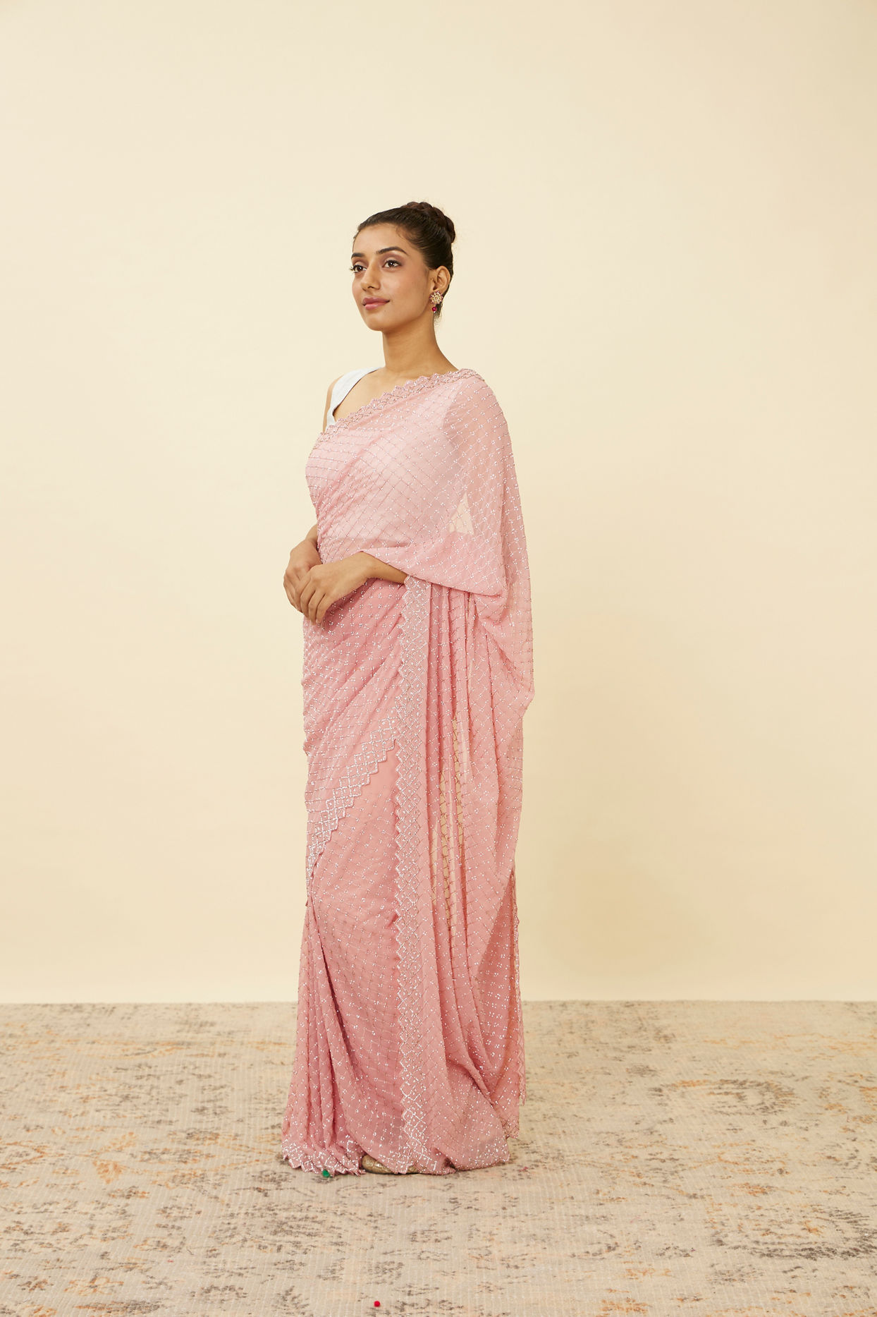 alt message - Mohey Women Rose Shadow Pink Saree with Embroidered Patterns image number 3