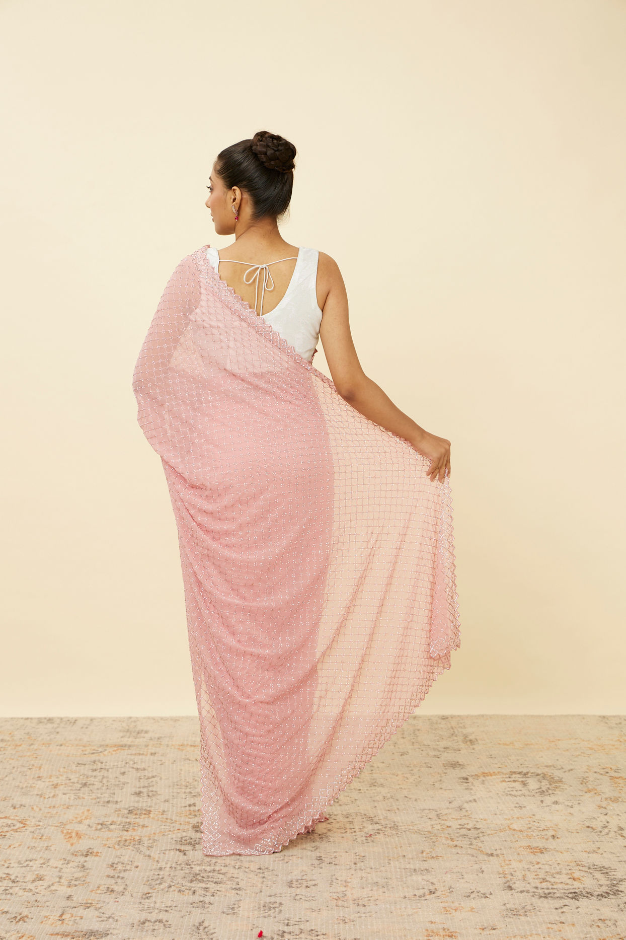 alt message - Mohey Women Rose Shadow Pink Saree with Embroidered Patterns image number 2