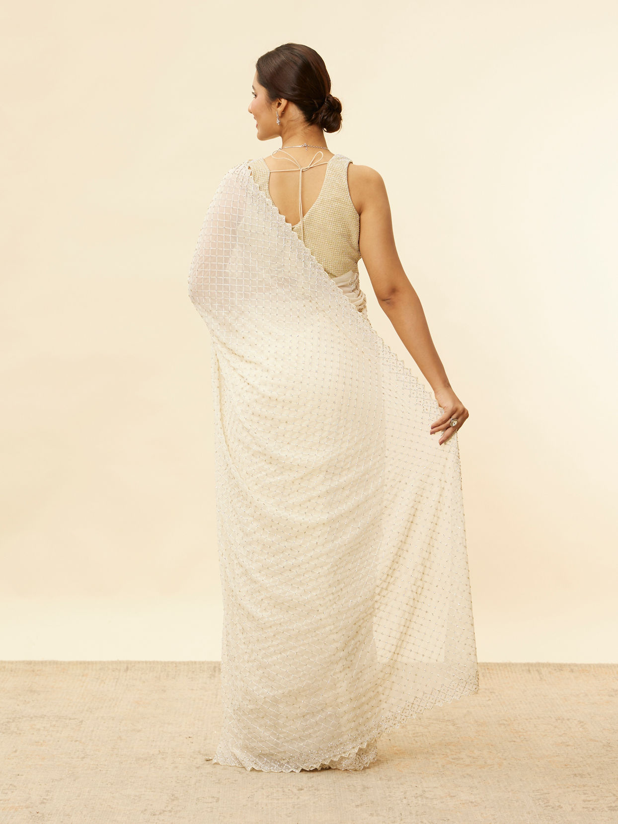 Mohey Women Ivory White Lattice Patterned Stone Work Saree