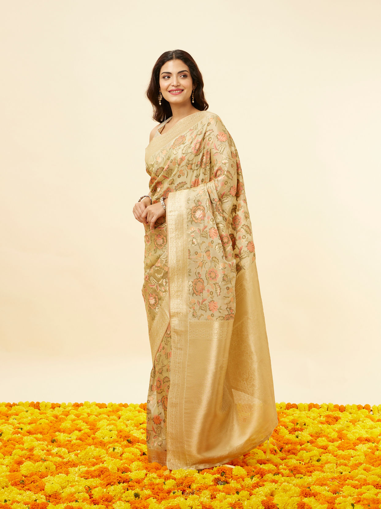 alt message - Mohey Women Dark Cream Botanical Print Zari Bordered Saree image number 3