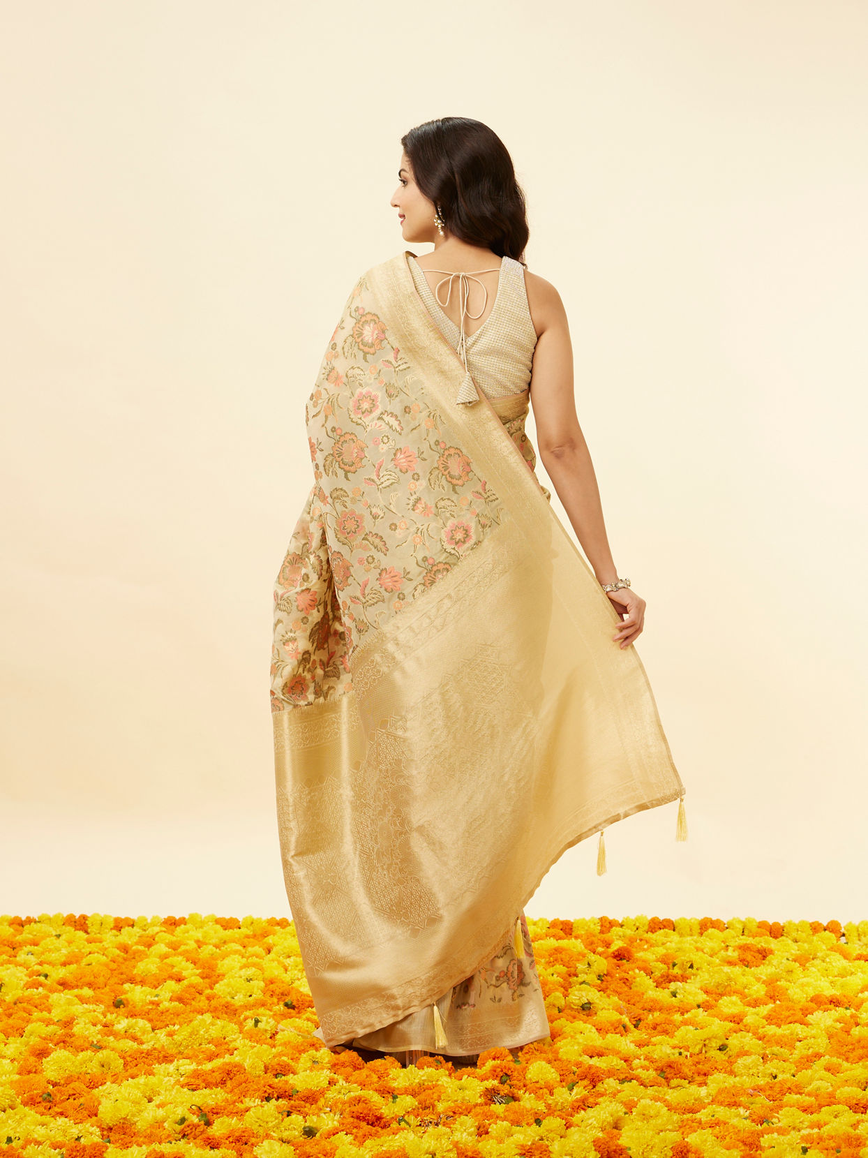 alt message - Mohey Women Dark Cream Botanical Print Zari Bordered Saree image number 2