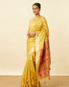 alt message - Mohey Women Mustard Yellow Saree with Floral Patterns image number 3