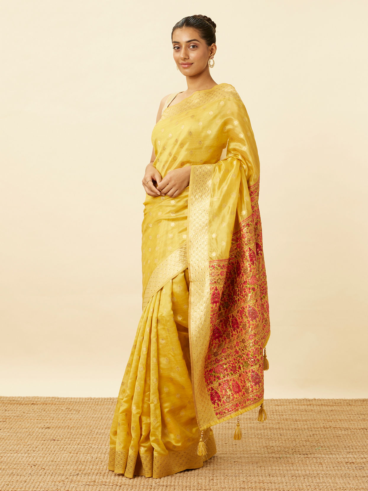 alt message - Mohey Women Mustard Yellow Saree with Floral Patterns image number 3