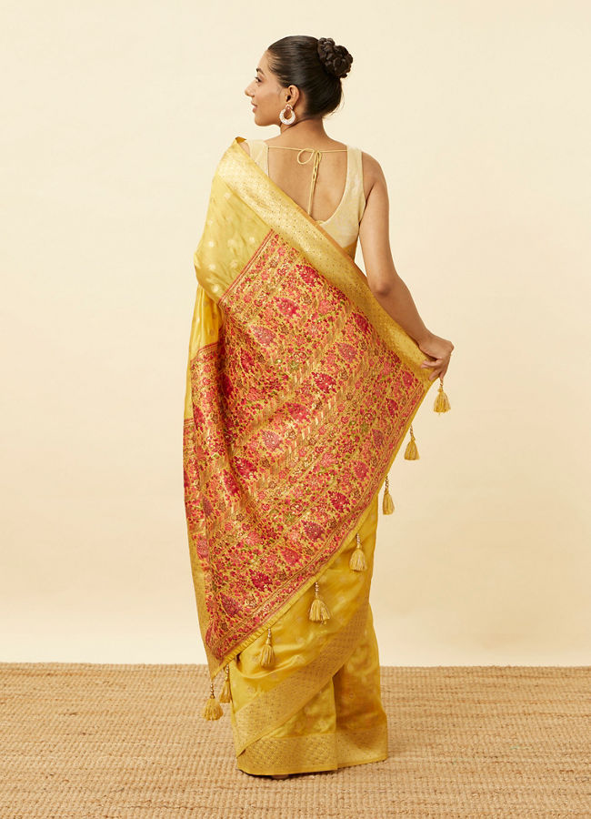 alt message - Mohey Women Mustard Yellow Saree with Floral Patterns image number 2