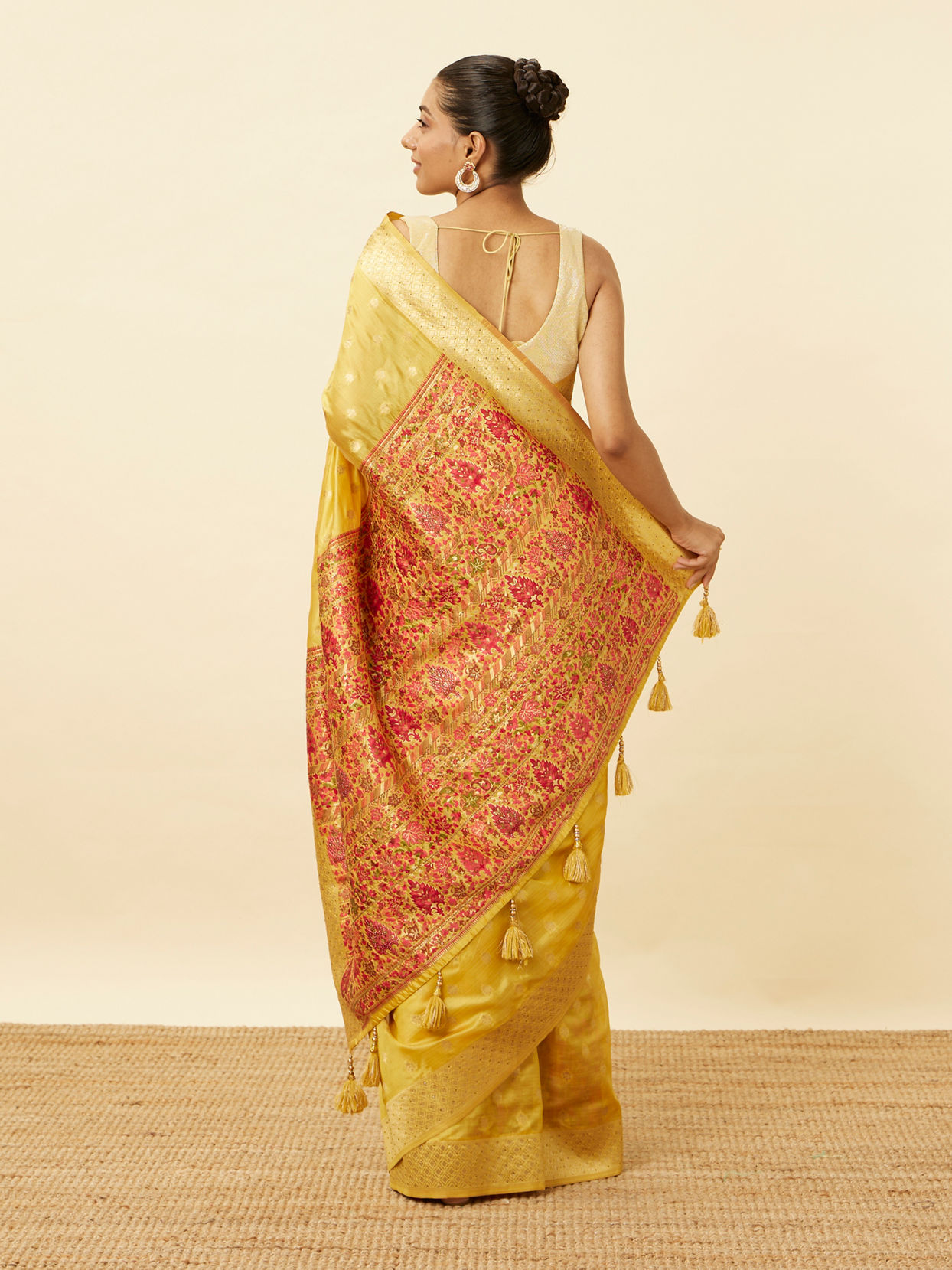 alt message - Mohey Women Mustard Yellow Saree with Floral Patterns image number 2