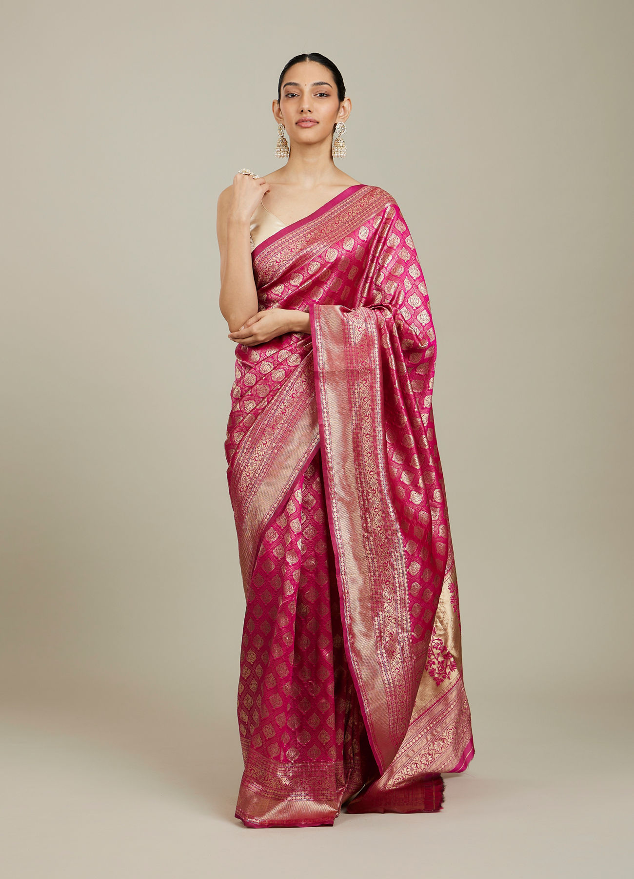 Mohey Women Dark Pink Zari Weaved Saree