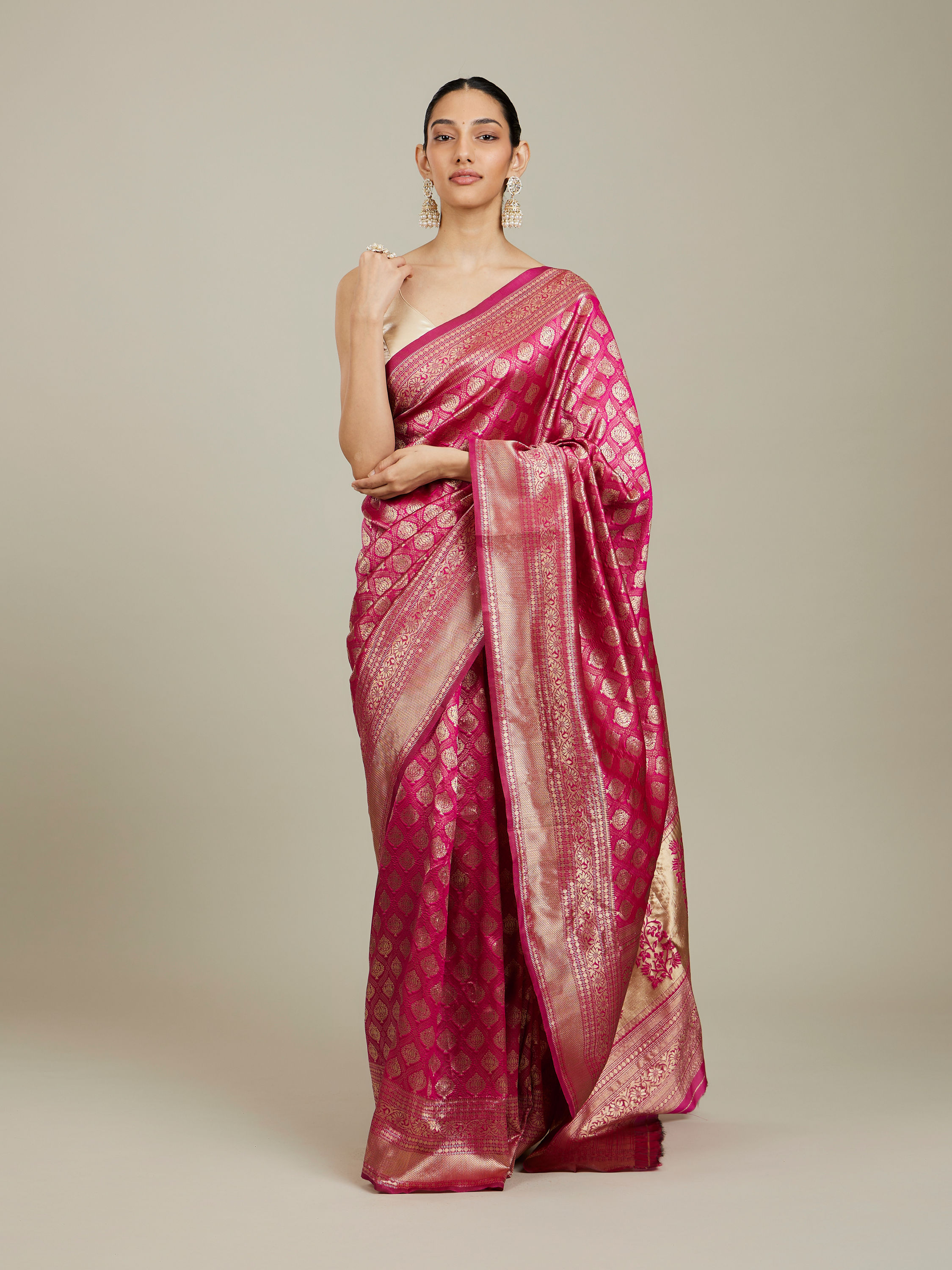 Mohey Women Dark Pink Zari Weaved Saree