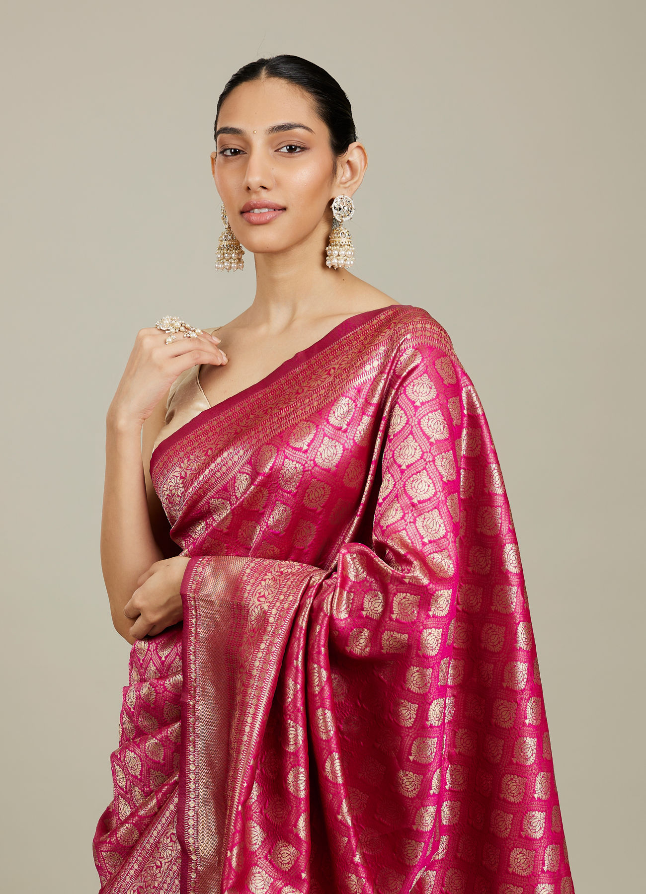 Mohey Women Dark Pink Zari Weaved Saree