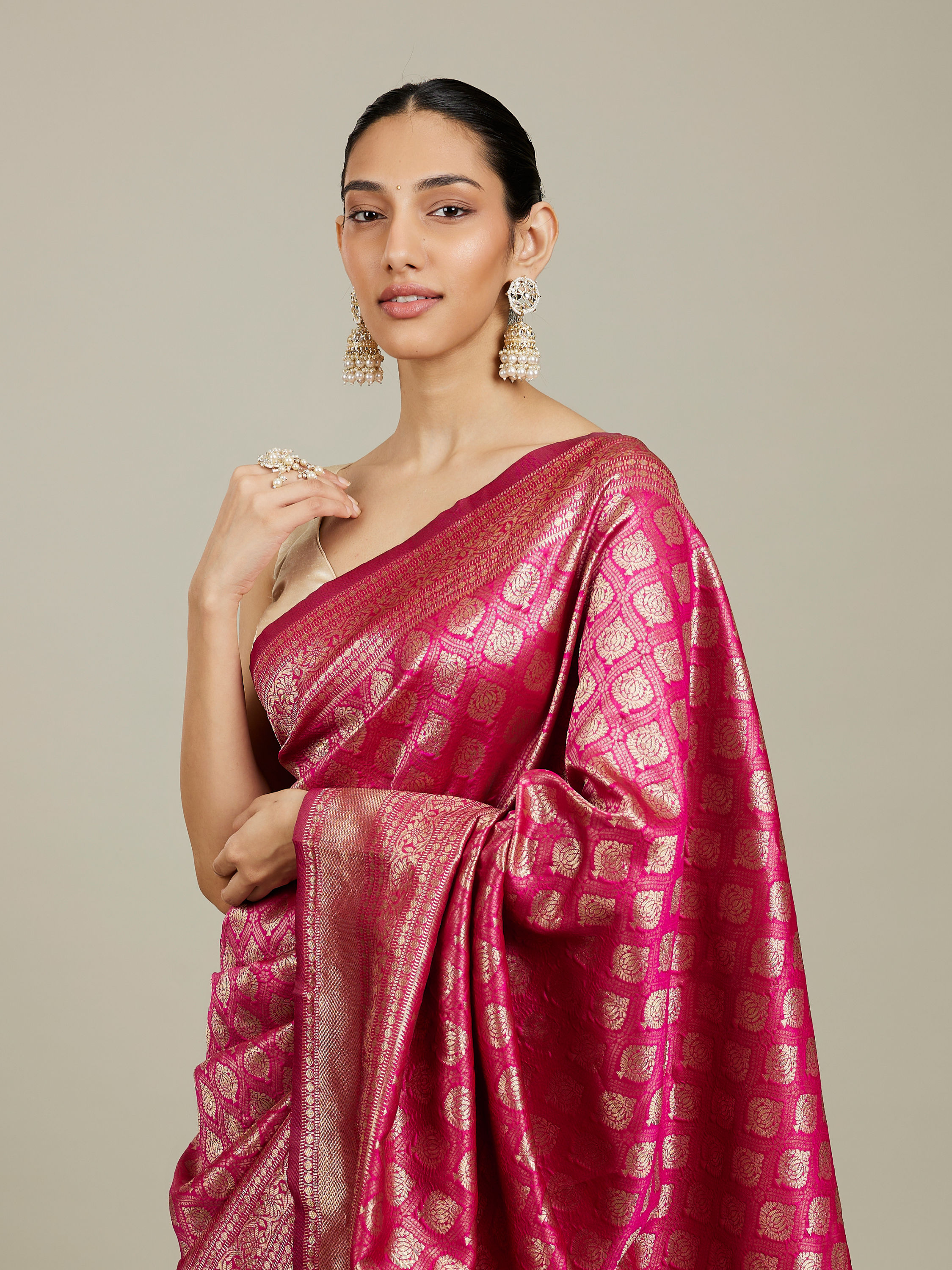 Mohey Women Dark Pink Zari Weaved Saree