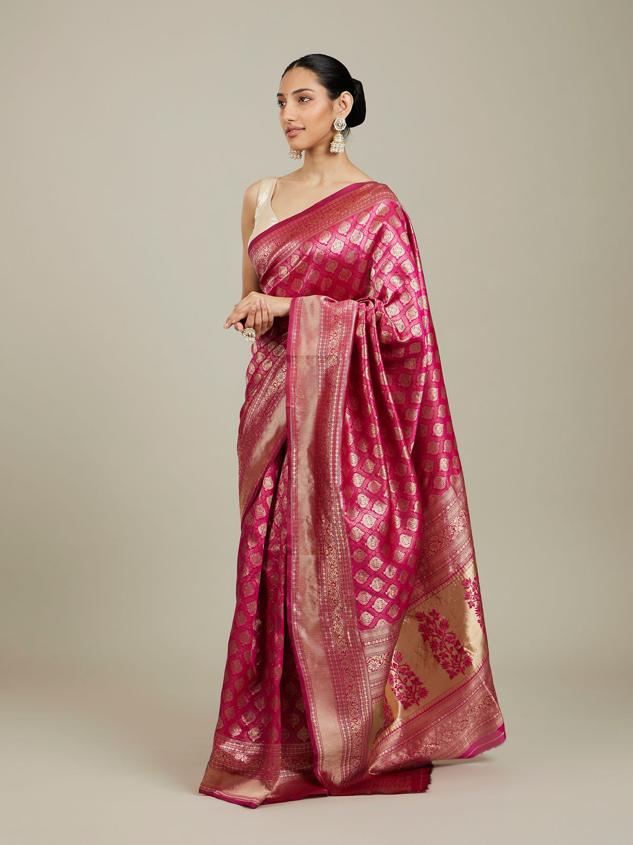 Mohey Women Dark Pink Zari Weaved Saree image number 2