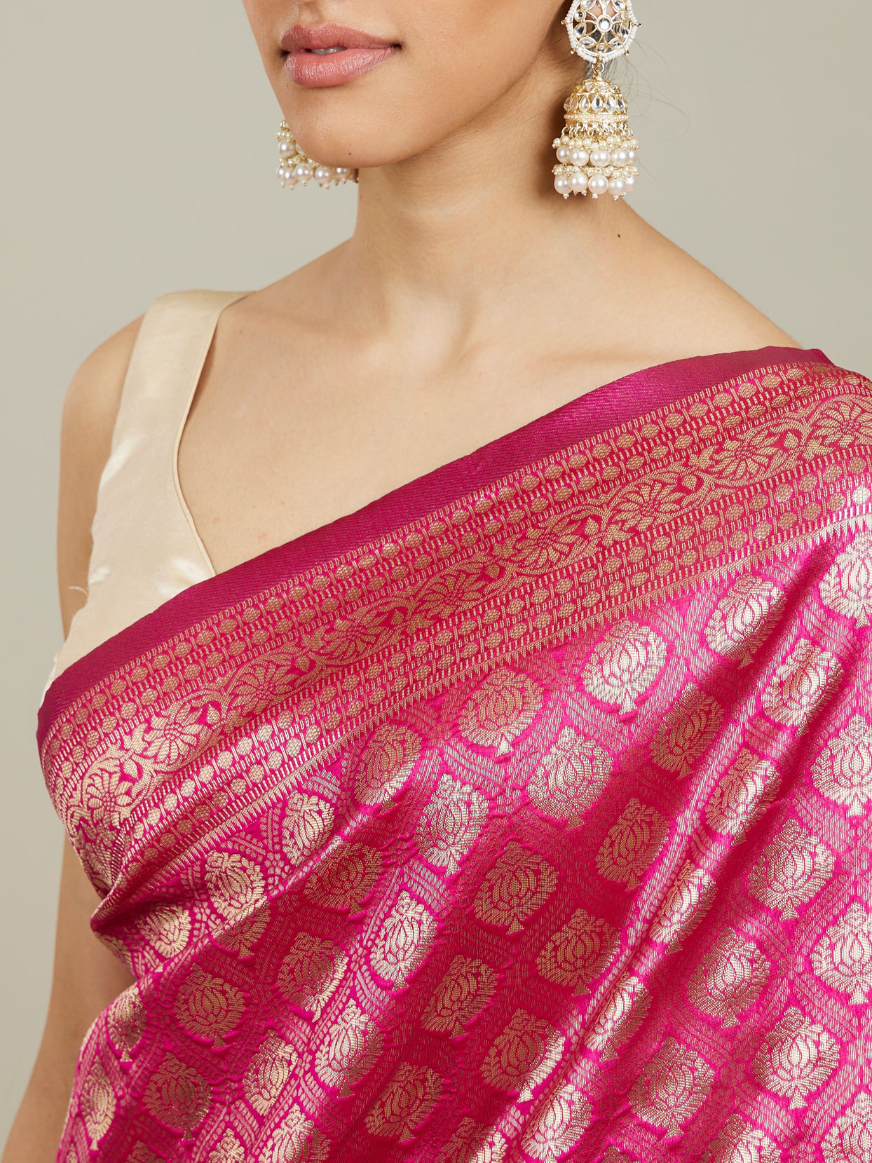 Mohey Women Dark Pink Zari Weaved Saree image number 3