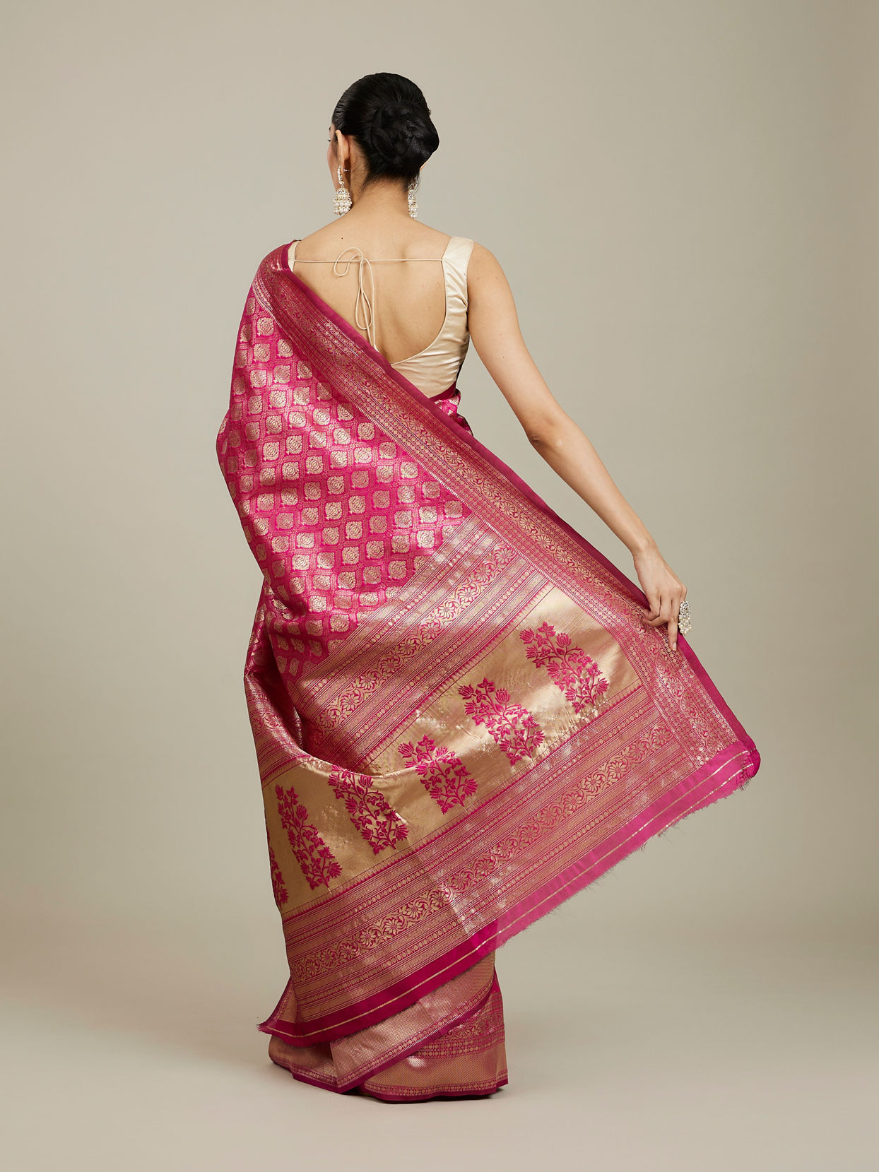 Mohey Women Dark Pink Zari Weaved Saree image number 4