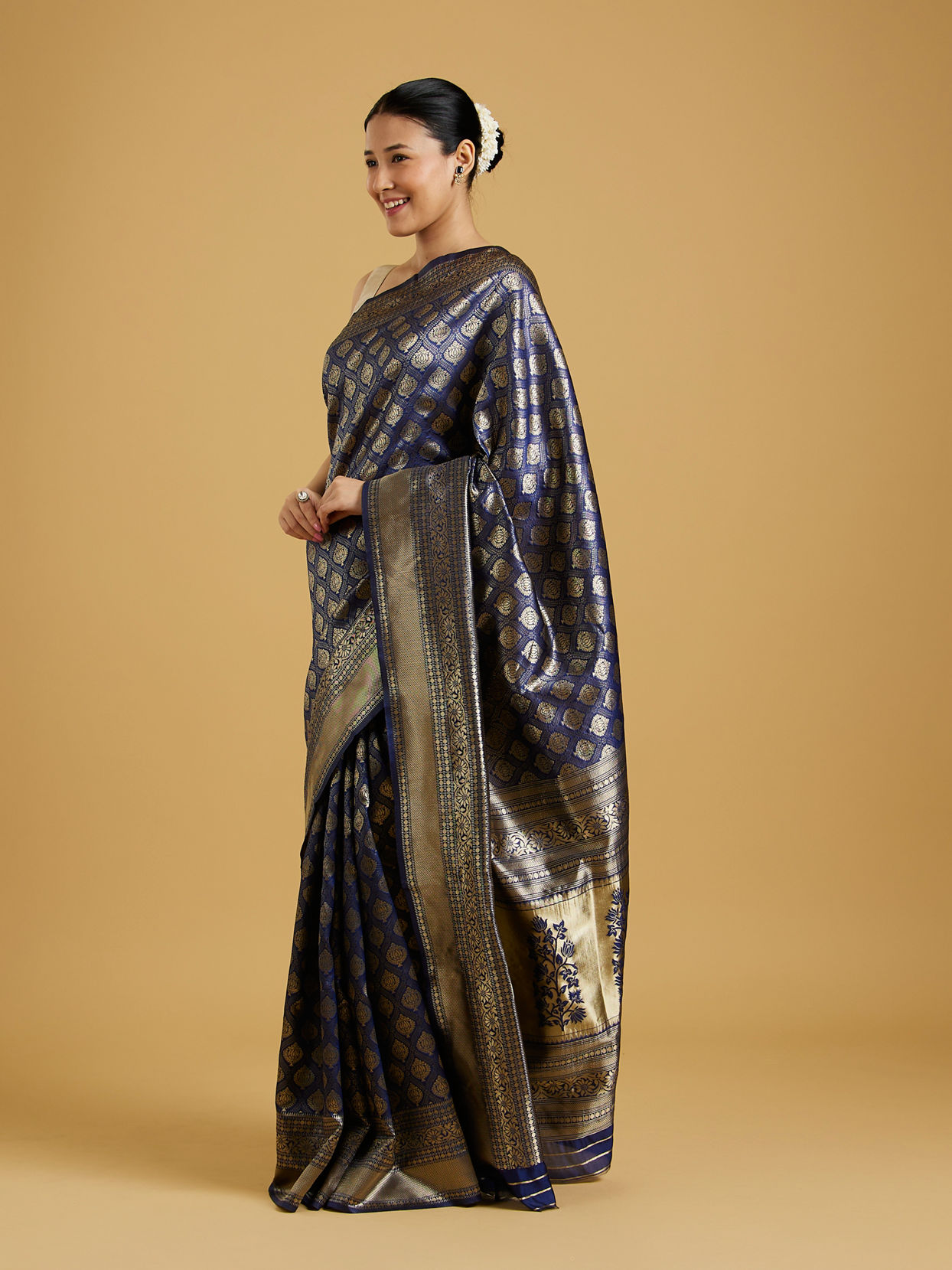 alt message - Mohey Women Indigo Blue Radiance Saree image number 2