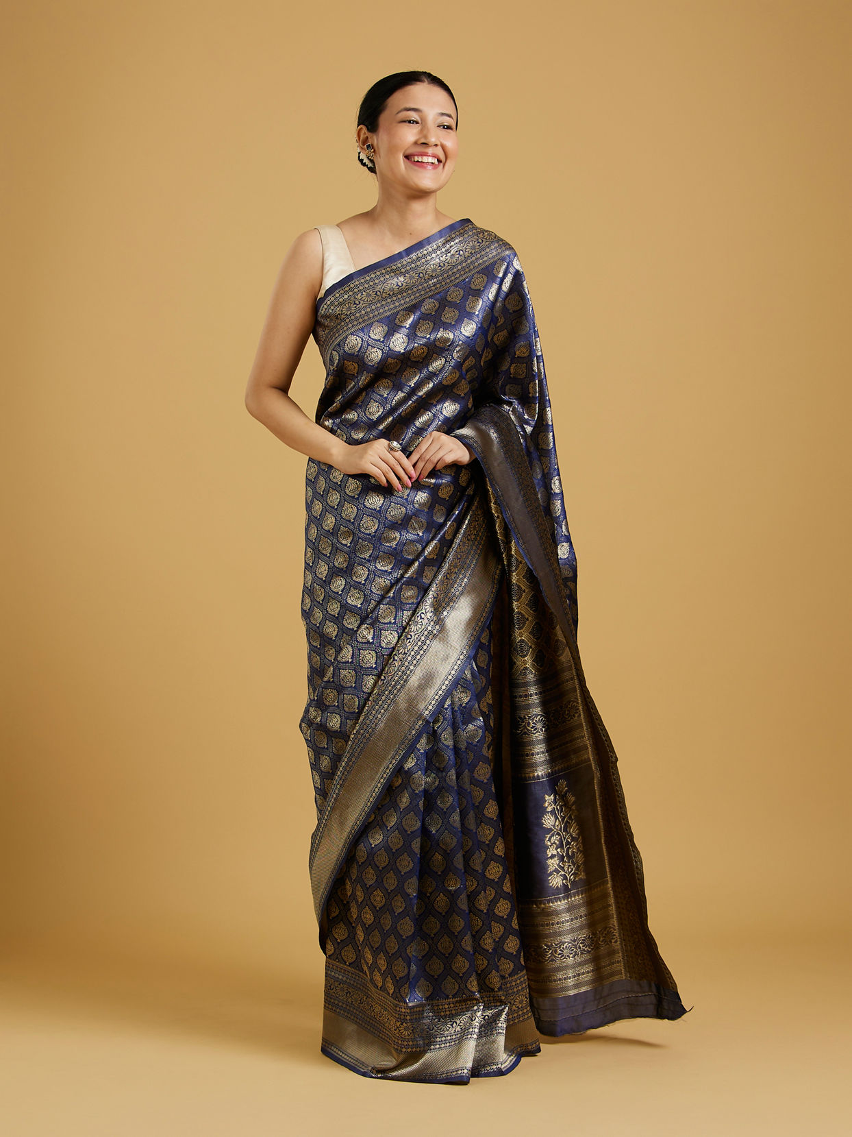 alt message - Mohey Women Indigo Blue Radiance Saree image number 0