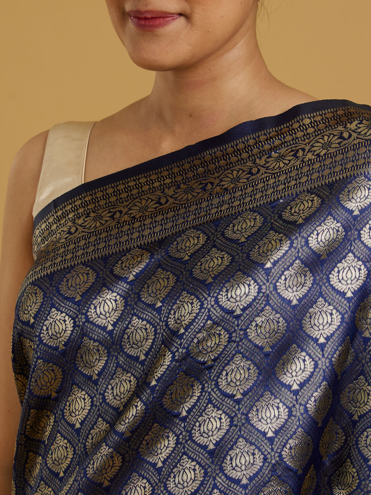 alt message - Mohey Women Indigo Blue Radiance Saree image number 3