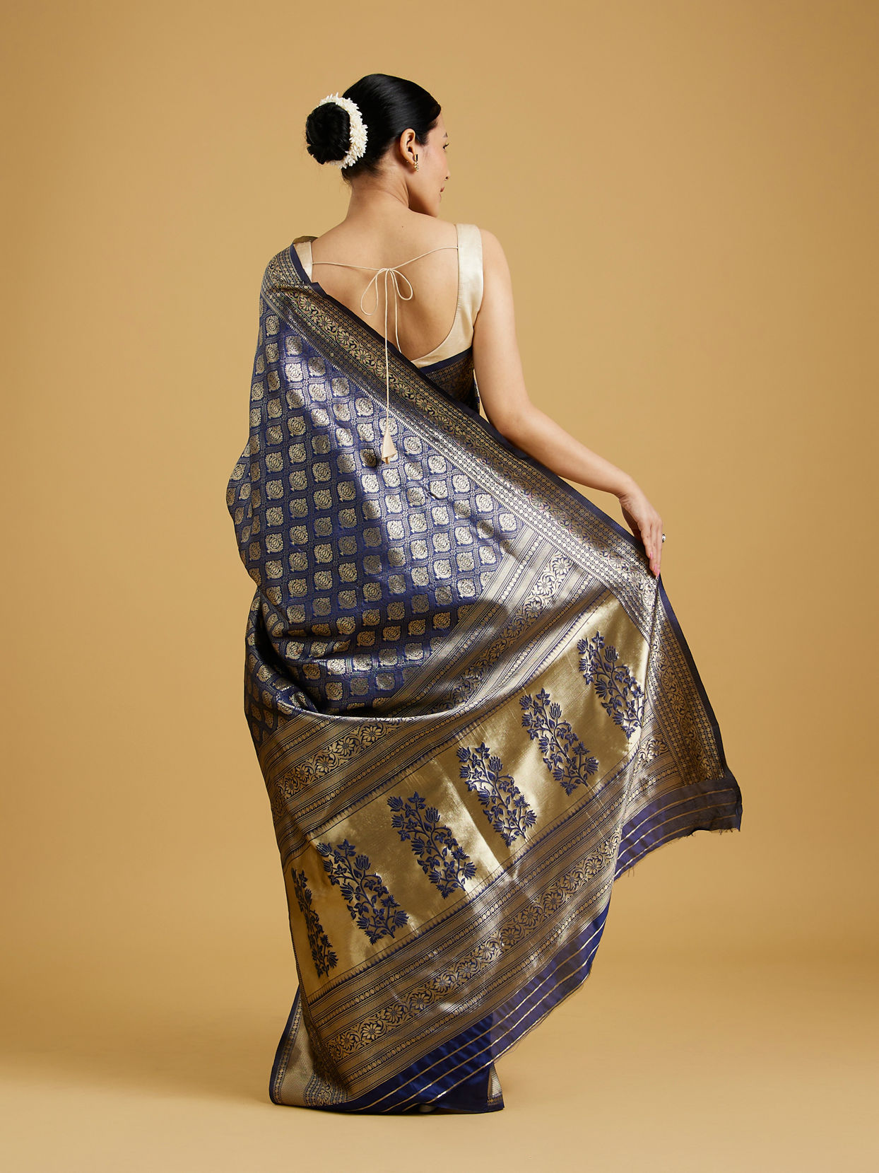 alt message - Mohey Women Indigo Blue Radiance Saree image number 4