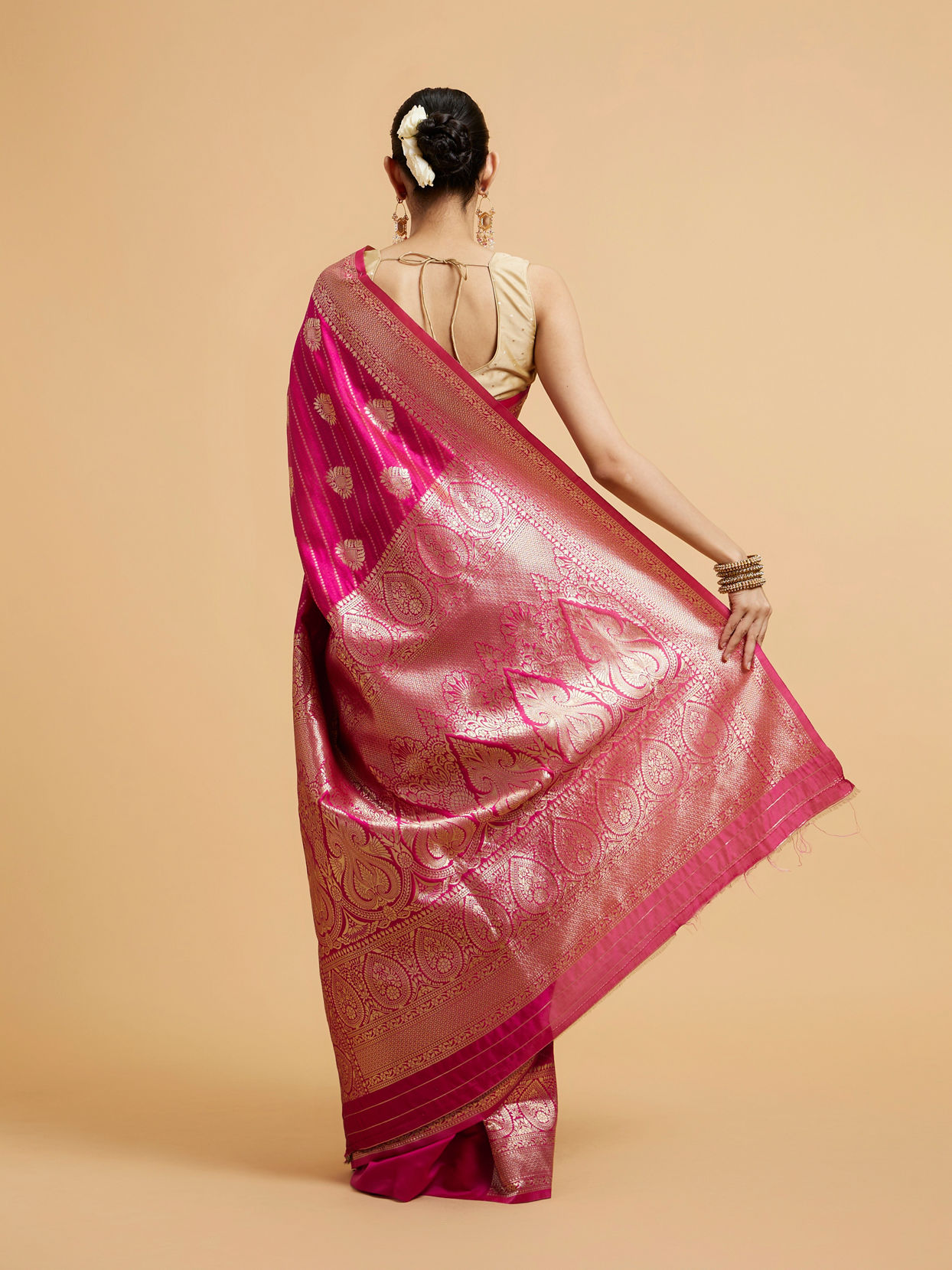 Mohey Women Rani Pink Buta Patterned Saree