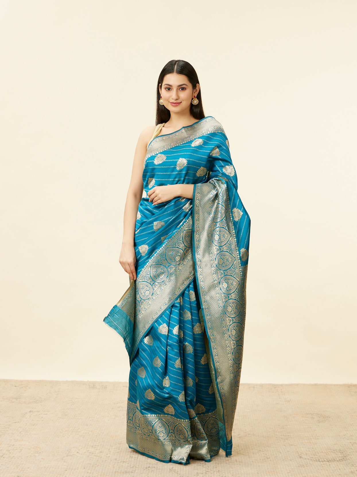 alt message - Mohey Women True Blue Paisley Bordered Saree image number 0