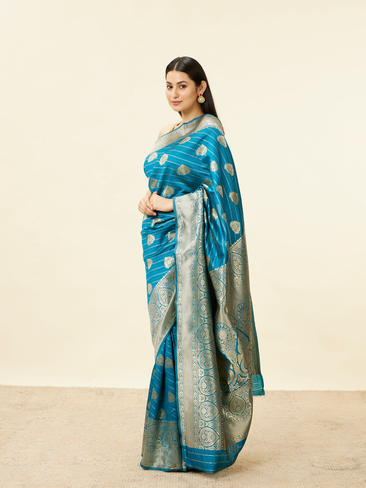 alt message - Mohey Women True Blue Paisley Bordered Saree image number 3