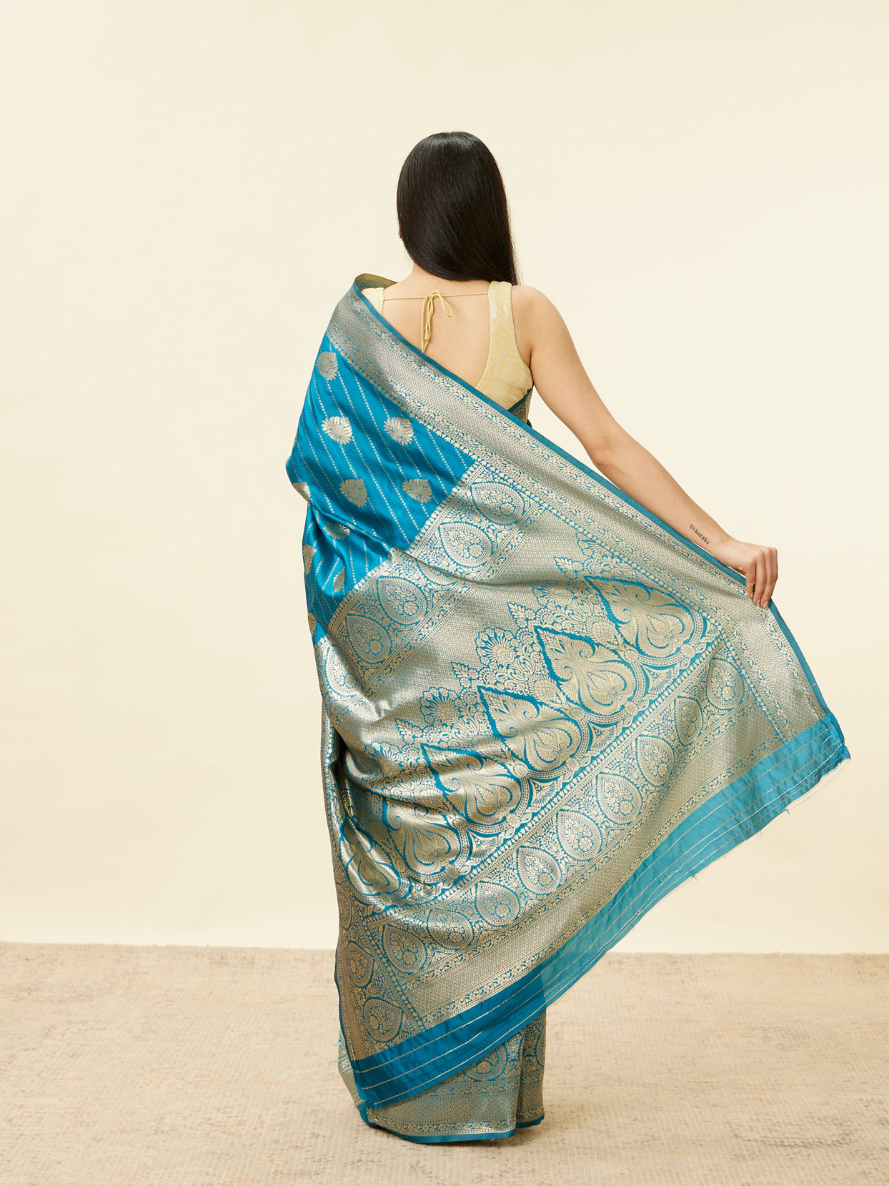 alt message - Mohey Women True Blue Paisley Bordered Saree image number 2