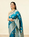 alt message - Mohey Women True Blue Paisley Bordered Saree image number 1