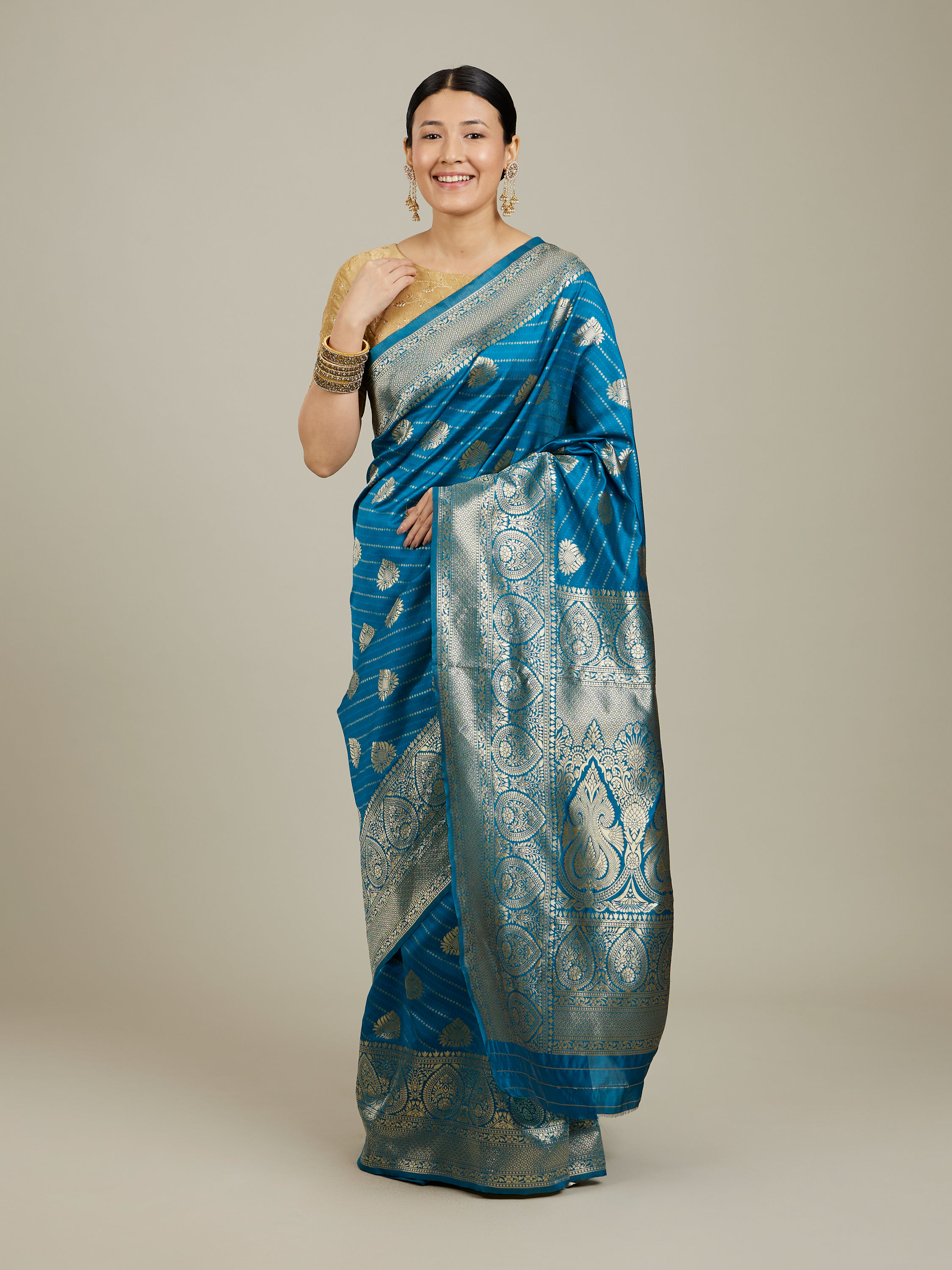 Mohey Women True Blue Paisley Bordered Saree