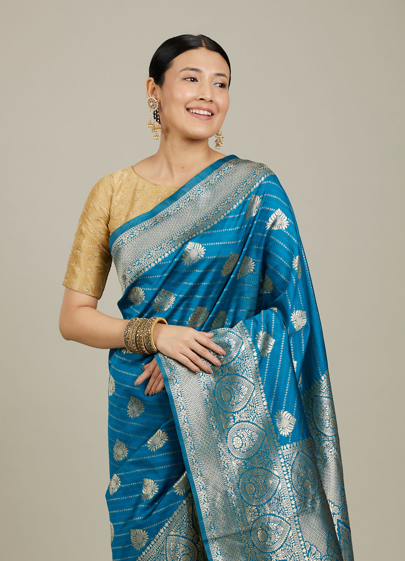 Mohey Women True Blue Paisley Bordered Saree