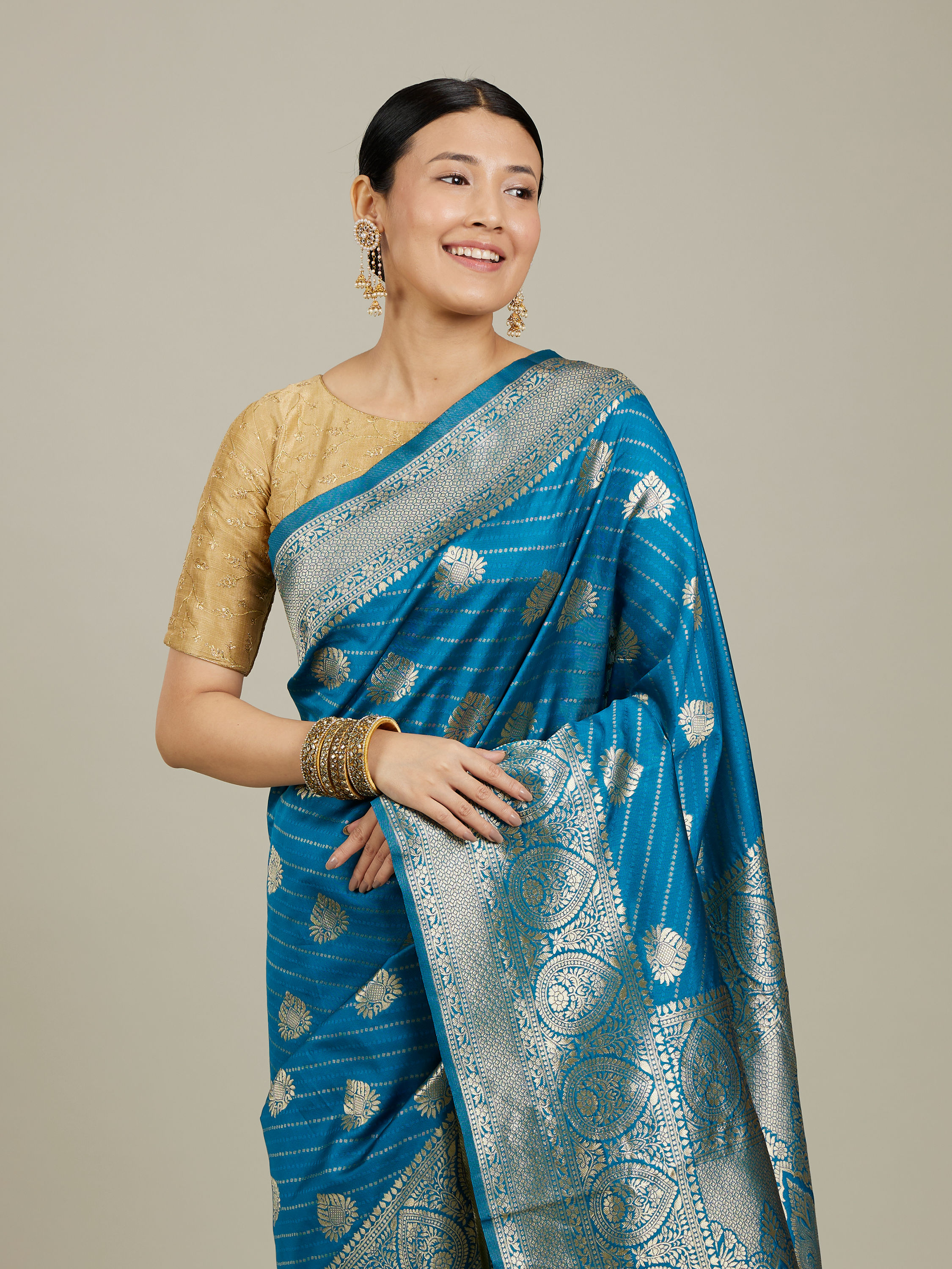 Mohey Women True Blue Paisley Bordered Saree