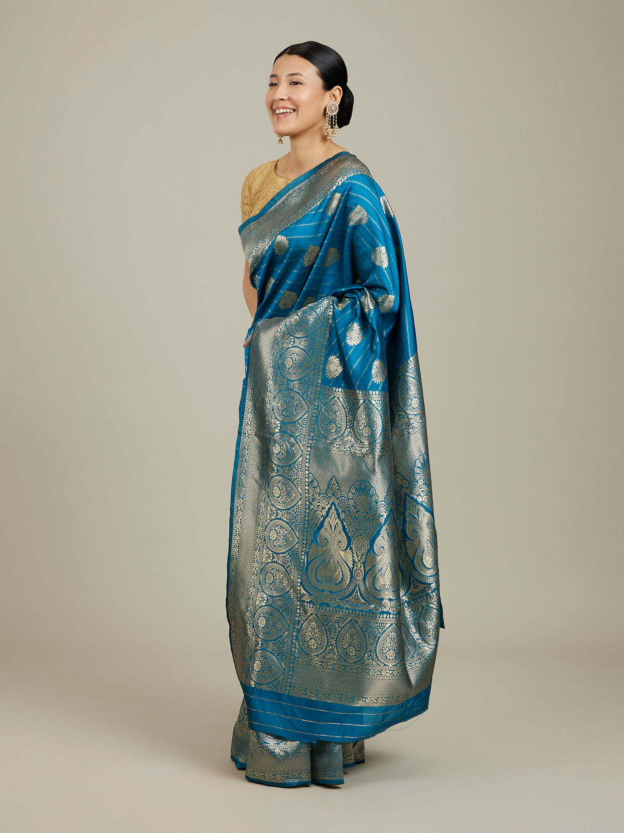 Mohey Women True Blue Paisley Bordered Saree image number 2