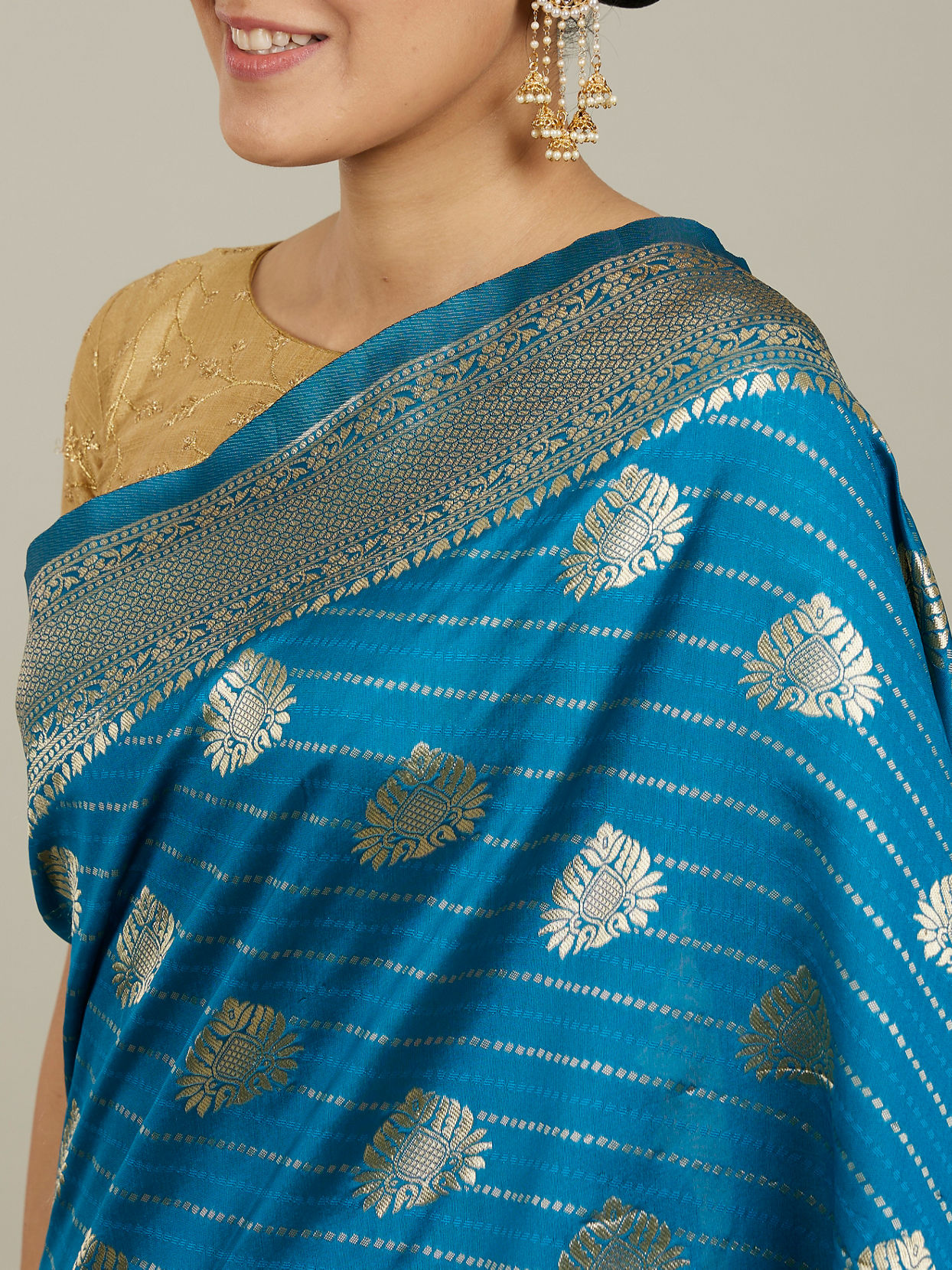 Mohey Women True Blue Paisley Bordered Saree image number 3