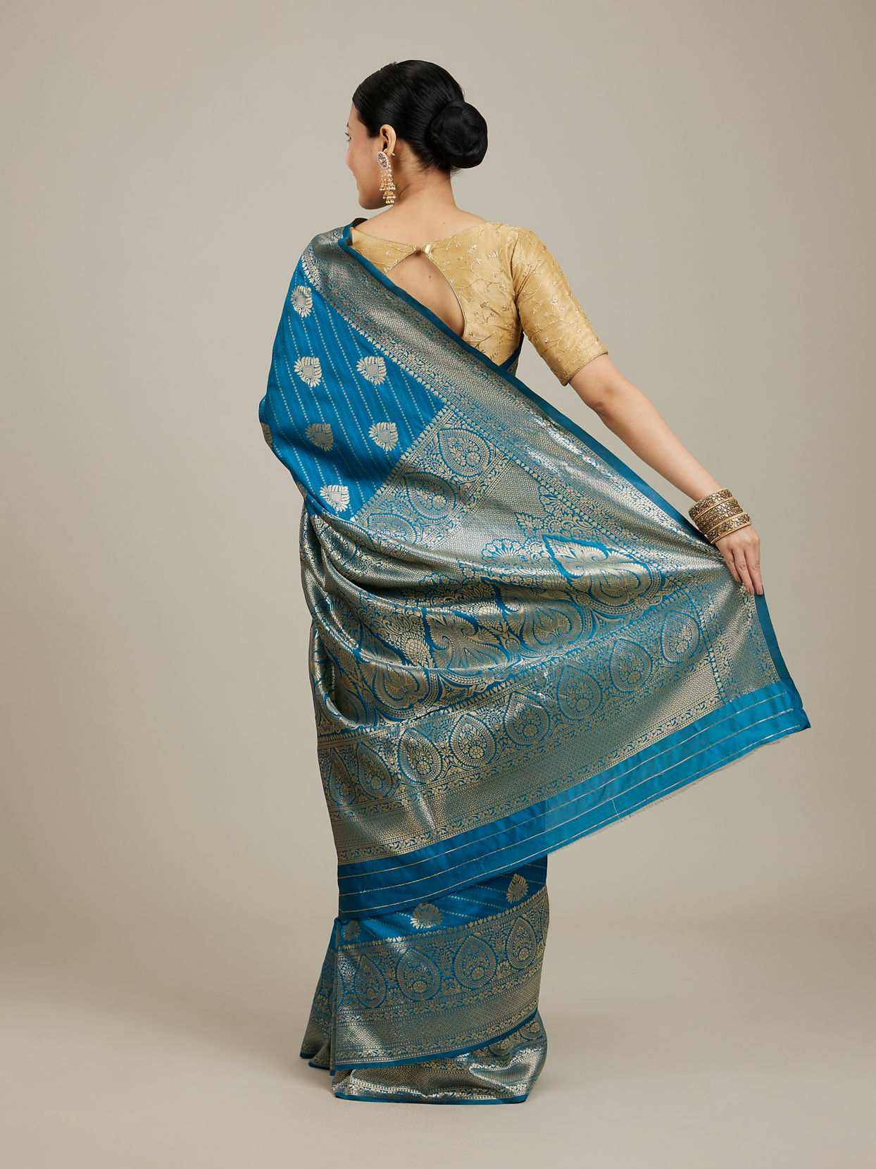 Mohey Women True Blue Paisley Bordered Saree image number 4