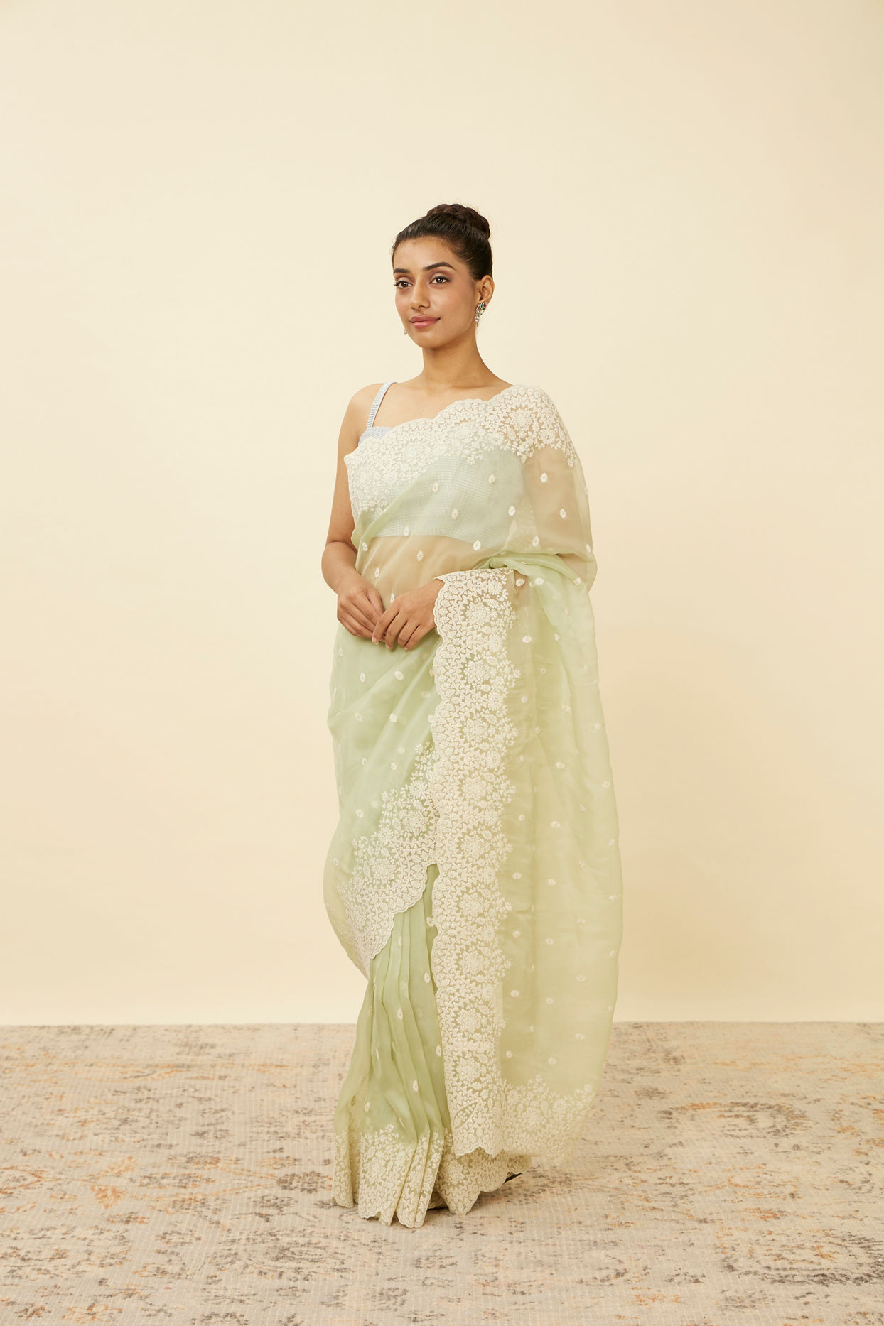 alt message - Mohey Women Pistachio Green Saree with Floral Vine Patterned Borders image number 3