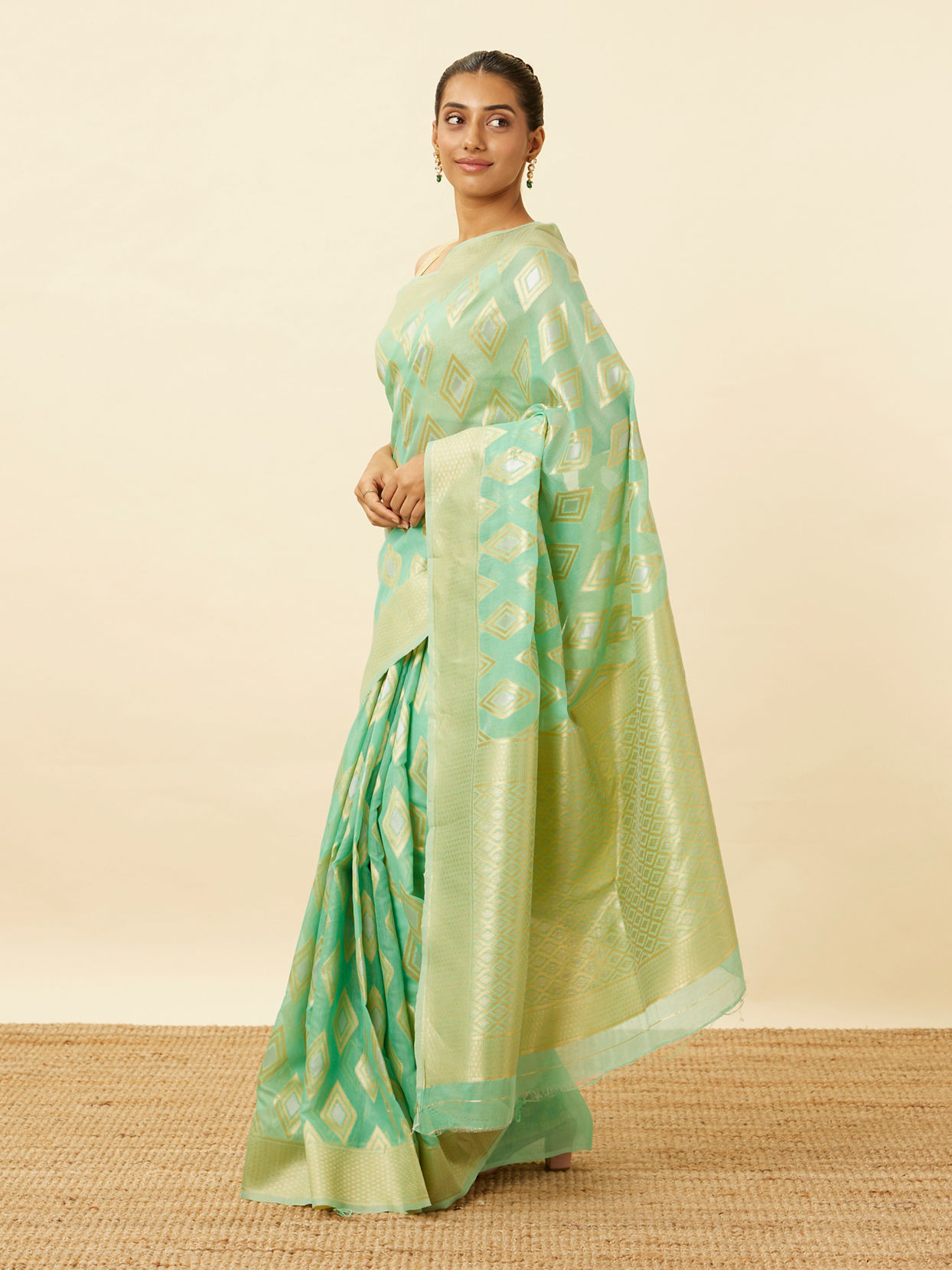 alt message - Mohey Women Mint Green Saree with Diamond Patterns image number 3