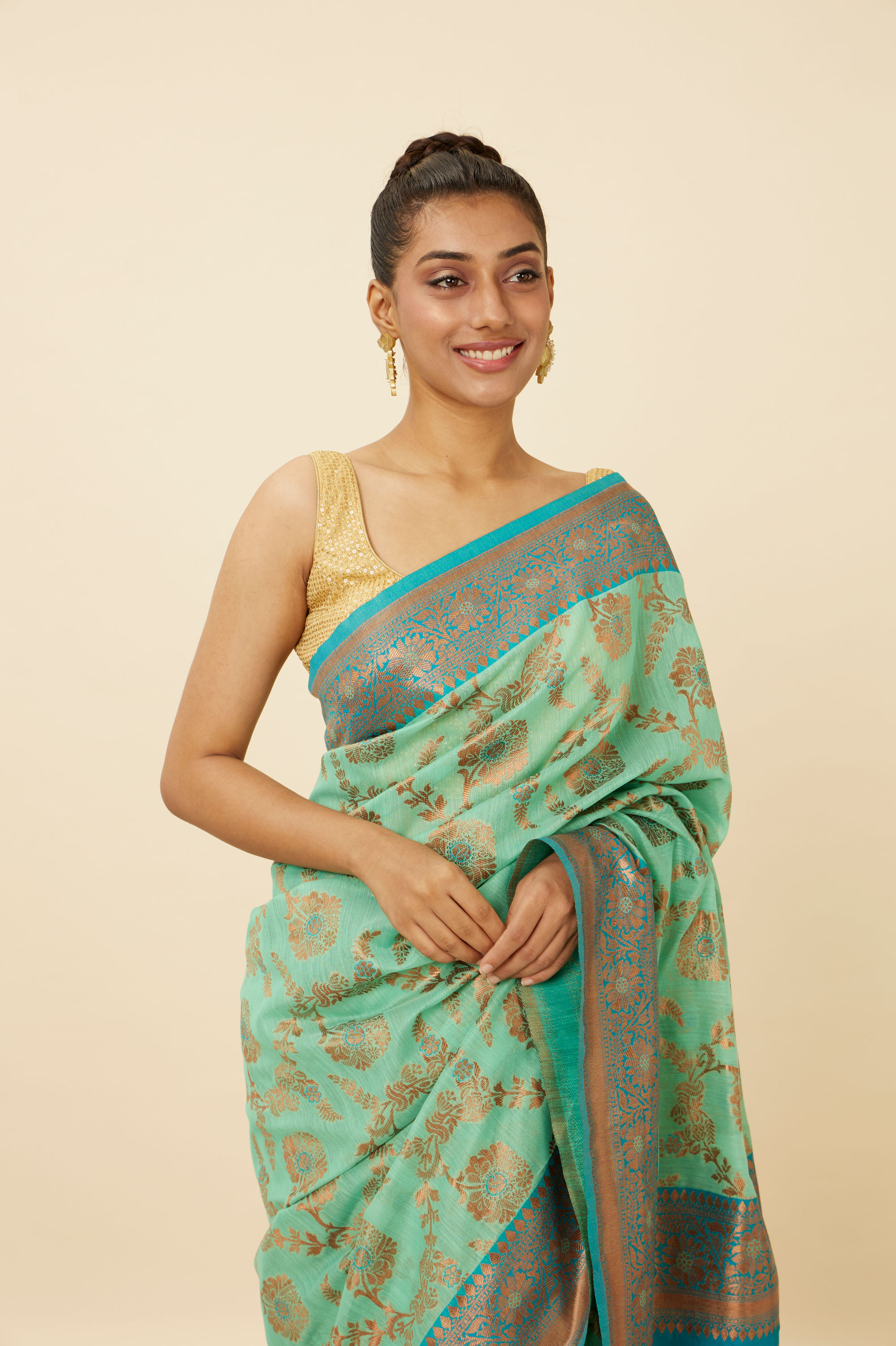 Mohey Women Turquoise Blue Bel Buti Patterned Saree